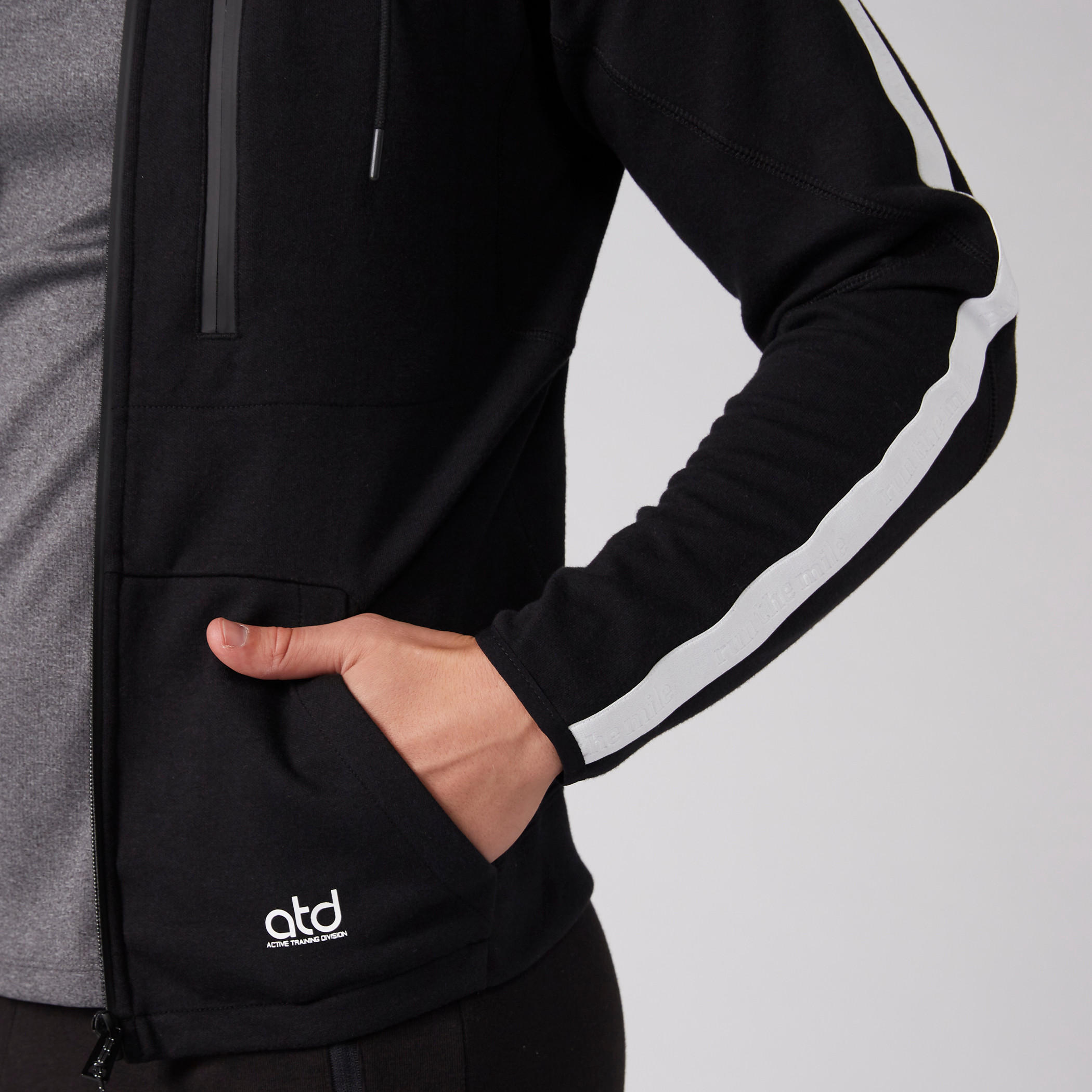 جاكيت بأكمام طويلة وسحّاب إغلاق مع قبعة-men-winterwear-hoodiesandsweatshirts-image-4