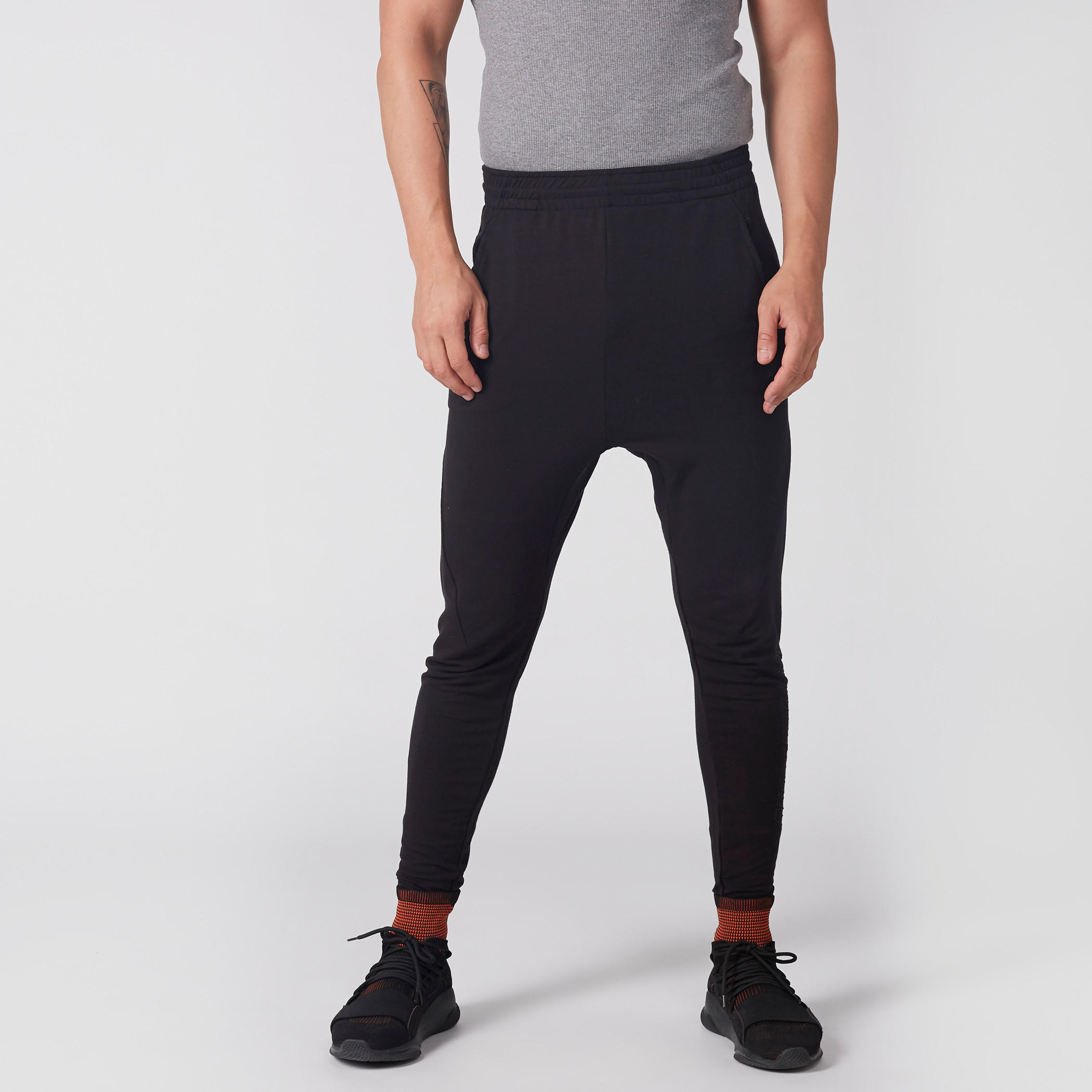 بنطال طويل بخصر مطاطي وجيوب-men-clothing-sportswearandactivewear-bottoms-image-1