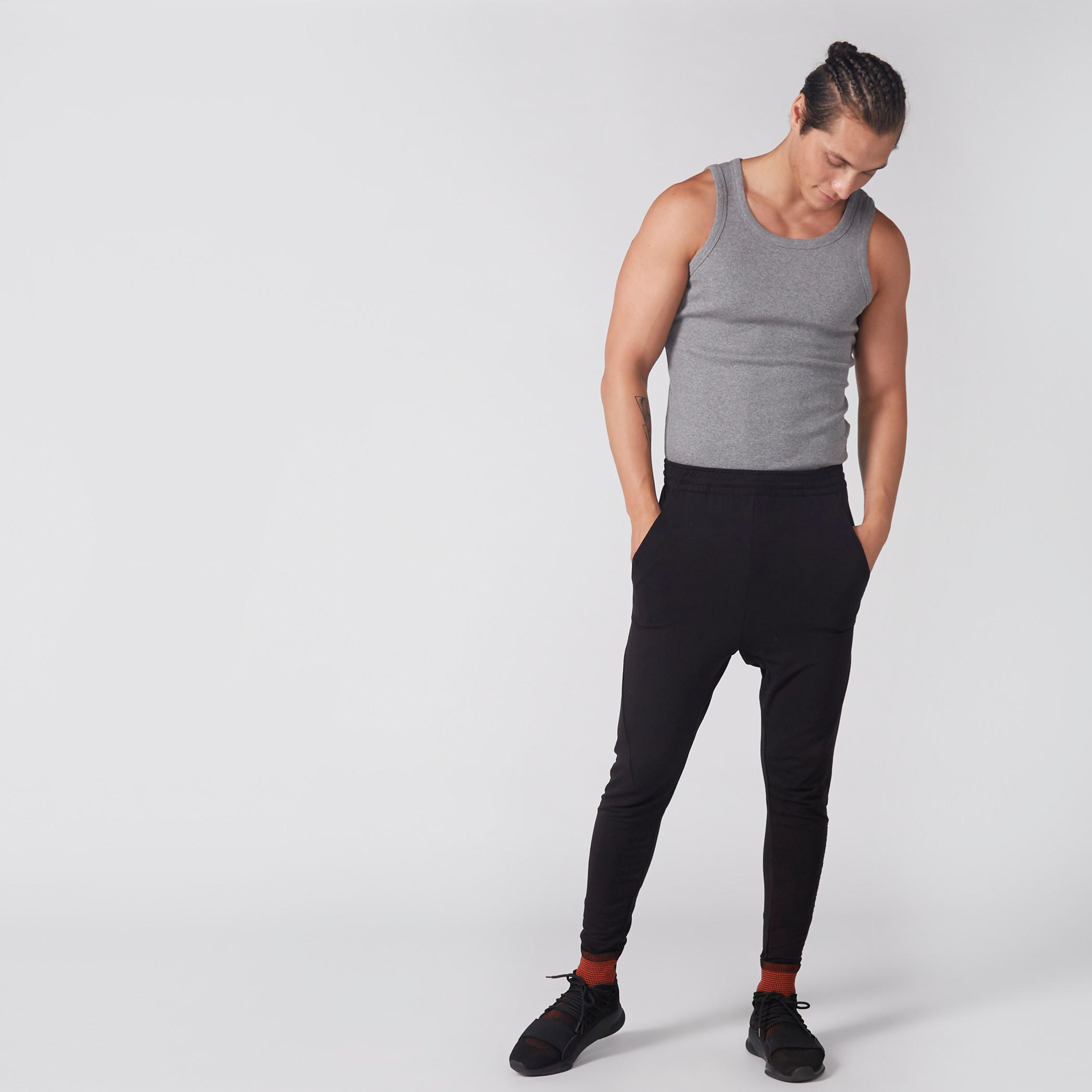بنطال طويل بخصر مطاطي وجيوب-men-clothing-sportswearandactivewear-bottoms-image-3