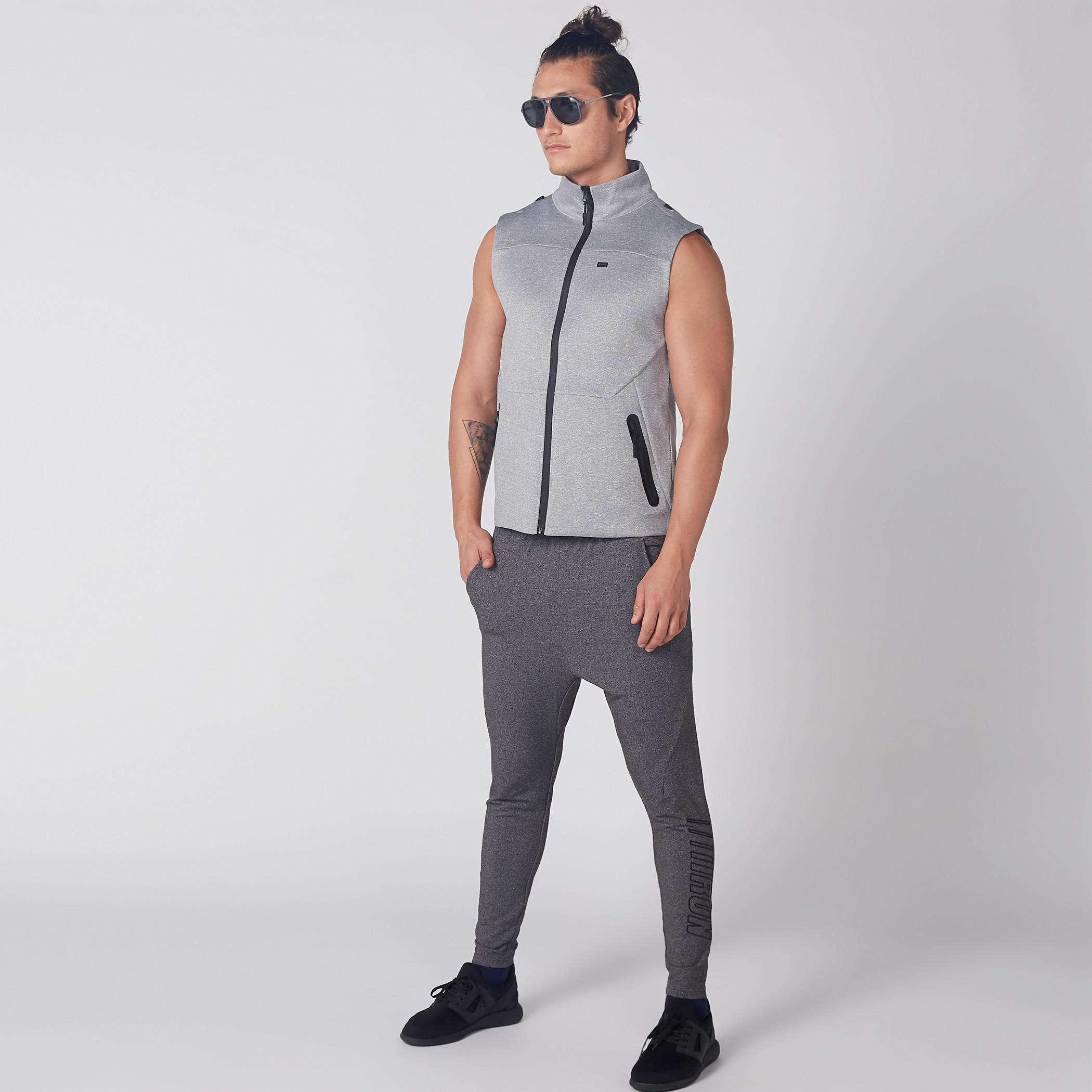 بنطال رياضي بجيوب وطبعات-men-clothing-sportswearandactivewear-bottoms-image-1