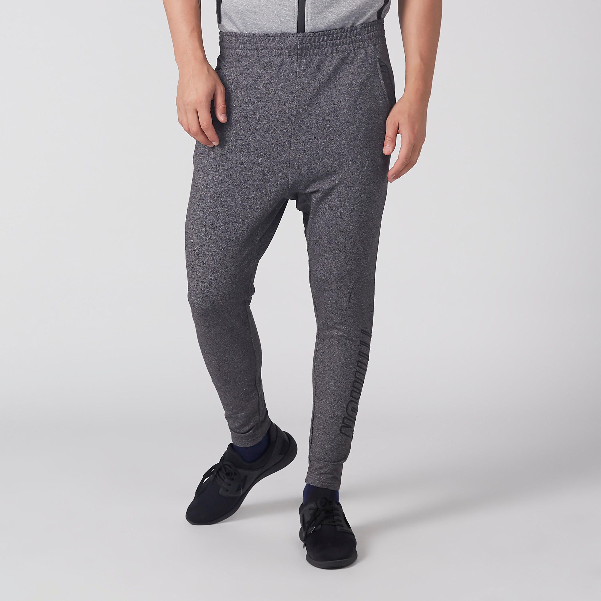 بنطال رياضي بجيوب وطبعات-men-clothing-sportswearandactivewear-bottoms-image-2