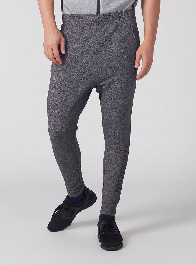 بنطال رياضي بجيوب وطبعات-men-clothing-sportswearandactivewear-bottoms-image-2