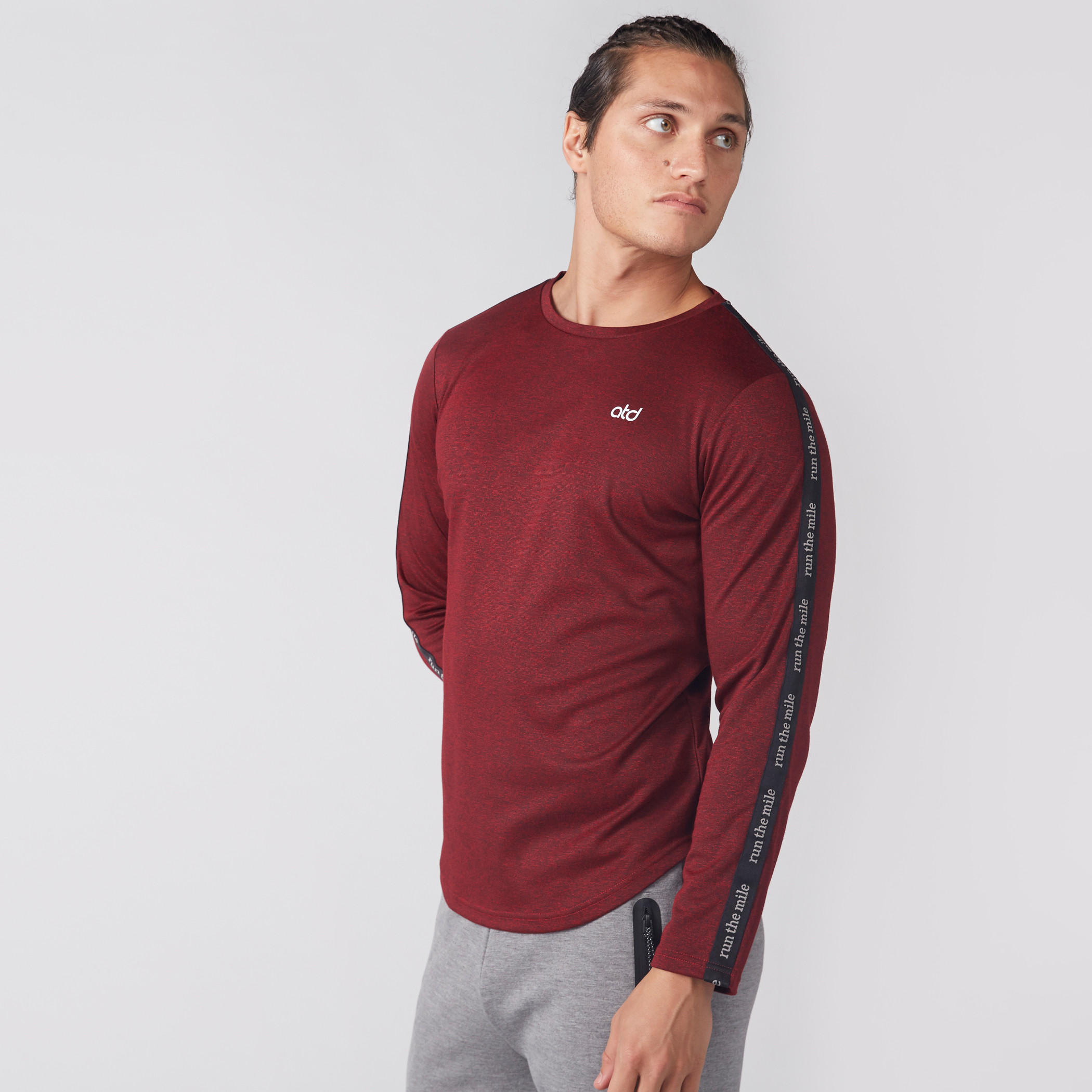 تيشيرت بطبعات بارزة وياقة مستديرة مع أكمام قصيرة.-men-clothing-sportswearandactivewear-tshirtsandpolos-image-1