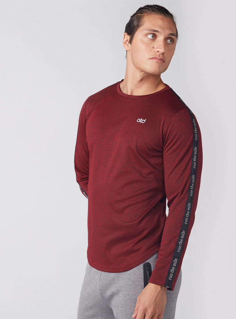 تيشيرت بطبعات بارزة وياقة مستديرة مع أكمام قصيرة.-men-clothing-sportswearandactivewear-tshirtsandpolos-image-1