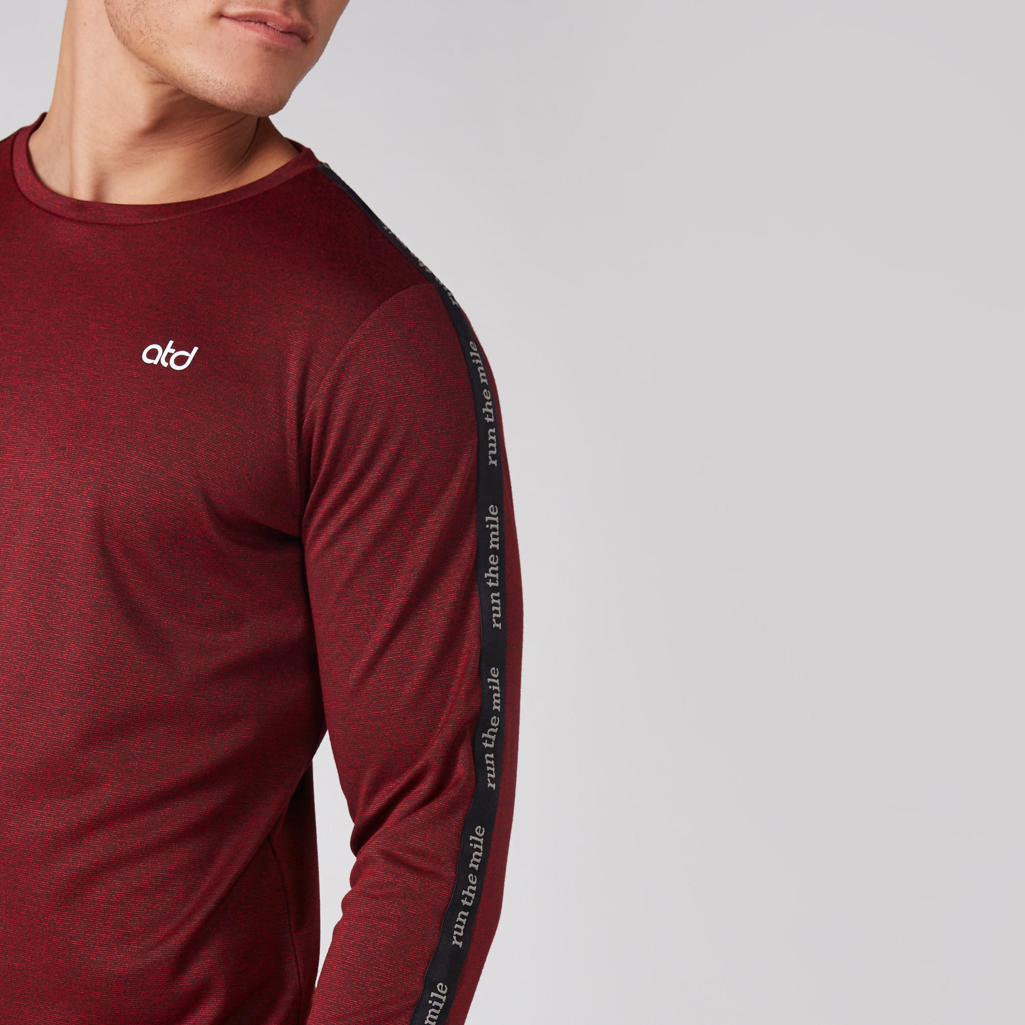 تيشيرت بطبعات بارزة وياقة مستديرة مع أكمام قصيرة.-men-clothing-sportswearandactivewear-tshirtsandpolos-image-2