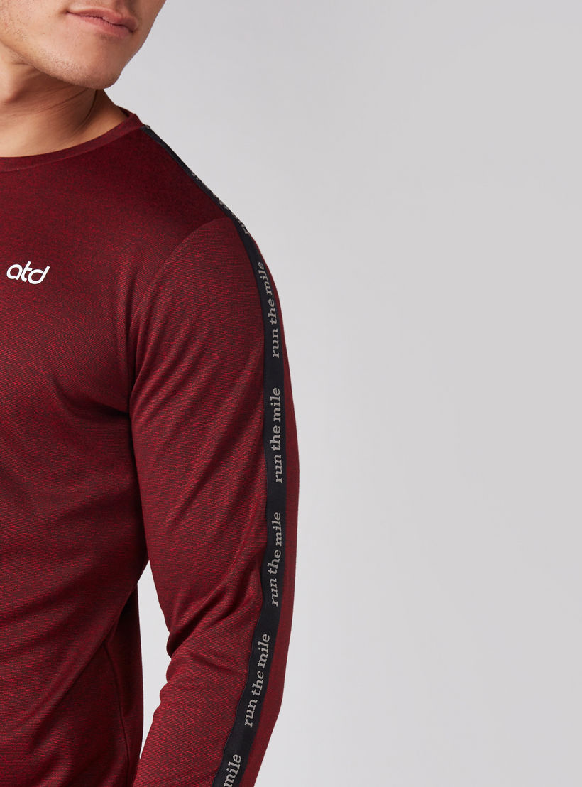 تيشيرت بطبعات بارزة وياقة مستديرة مع أكمام قصيرة.-men-clothing-sportswearandactivewear-tshirtsandpolos-image-2