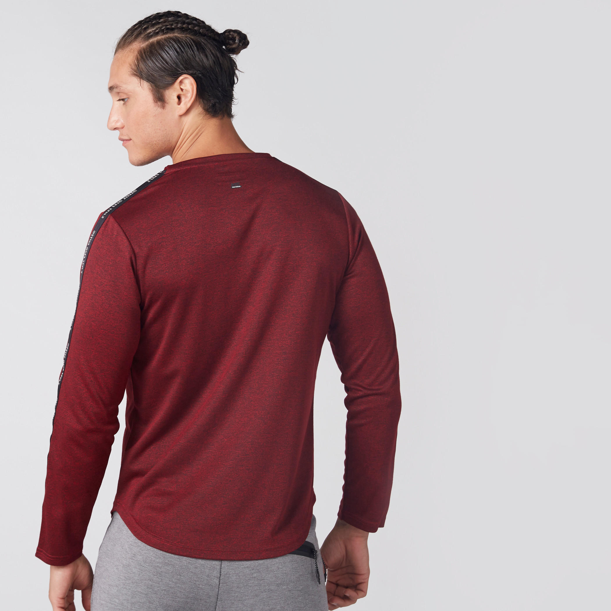 تيشيرت بطبعات بارزة وياقة مستديرة مع أكمام قصيرة.-men-clothing-sportswearandactivewear-tshirtsandpolos-image-3