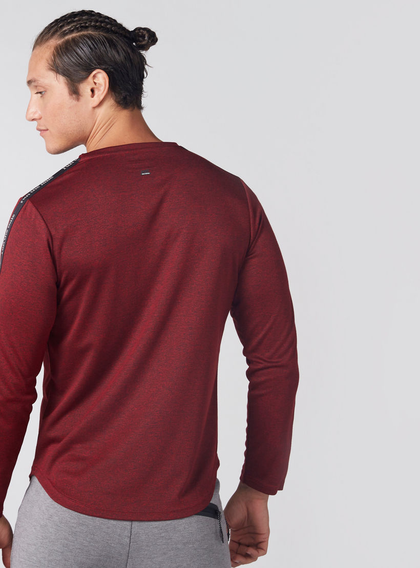 تيشيرت بطبعات بارزة وياقة مستديرة مع أكمام قصيرة.-men-clothing-sportswearandactivewear-tshirtsandpolos-image-3