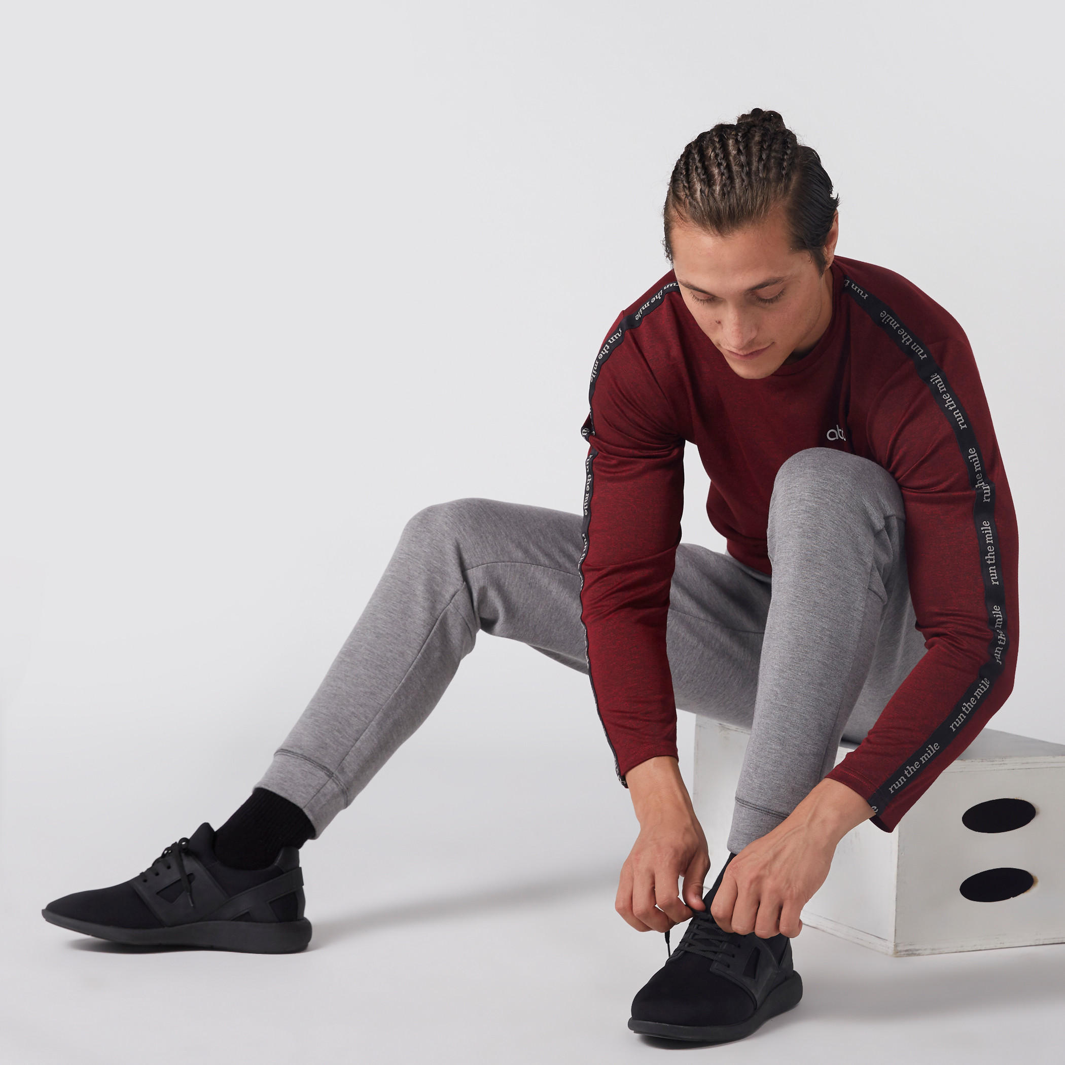 تيشيرت بطبعات بارزة وياقة مستديرة مع أكمام قصيرة.-men-clothing-sportswearandactivewear-tshirtsandpolos-image-4