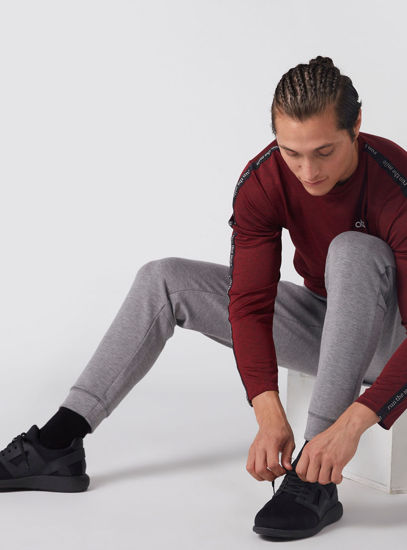 تيشيرت بطبعات بارزة وياقة مستديرة مع أكمام قصيرة.-men-clothing-sportswearandactivewear-tshirtsandpolos-image-4