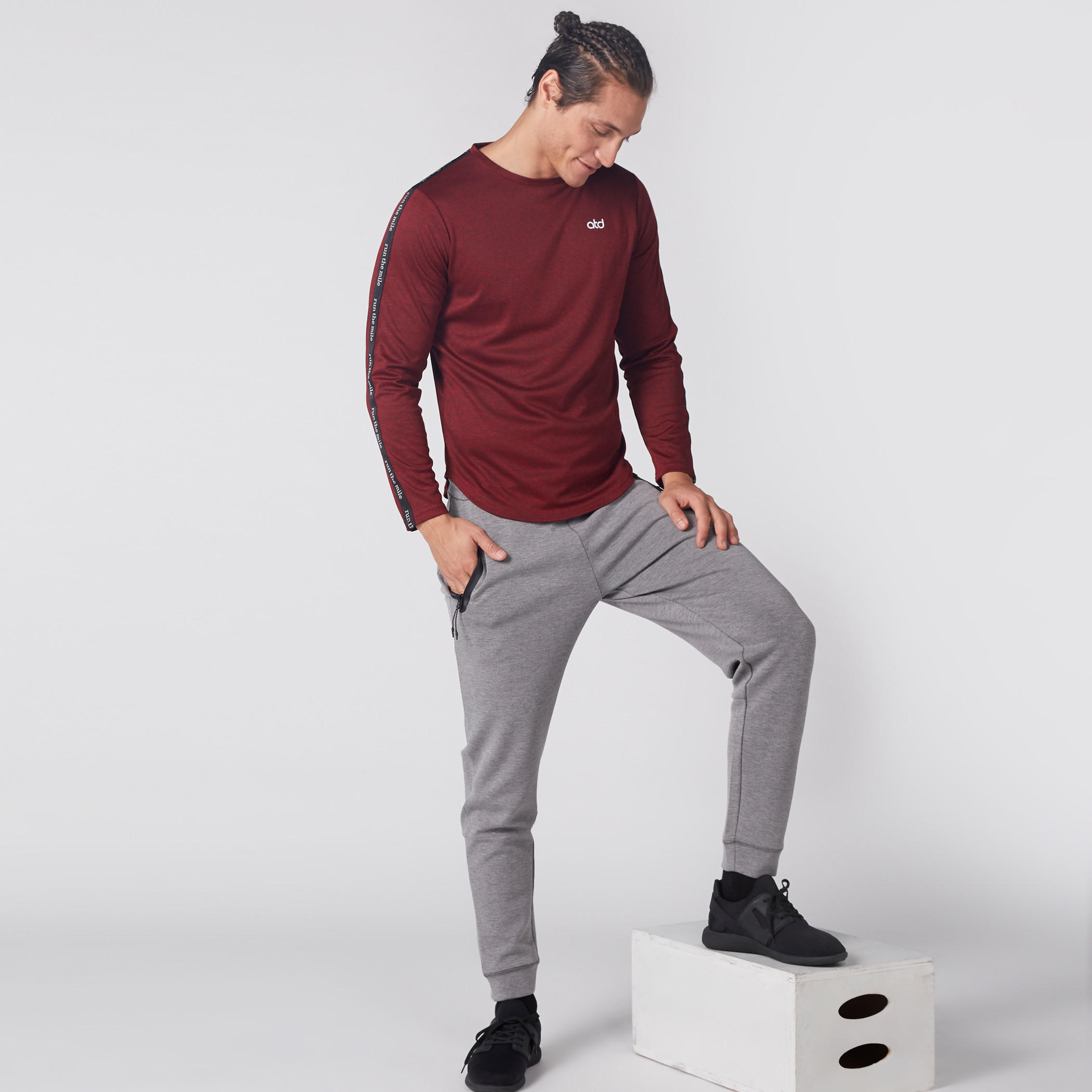 تيشيرت بطبعات بارزة وياقة مستديرة مع أكمام قصيرة.-men-clothing-sportswearandactivewear-tshirtsandpolos-image-5
