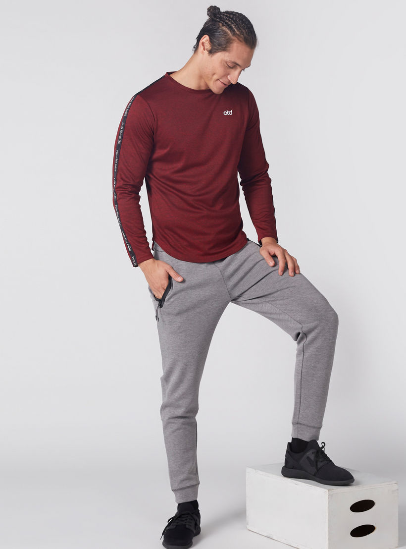 تيشيرت بطبعات بارزة وياقة مستديرة مع أكمام قصيرة.-men-clothing-sportswearandactivewear-tshirtsandpolos-image-5