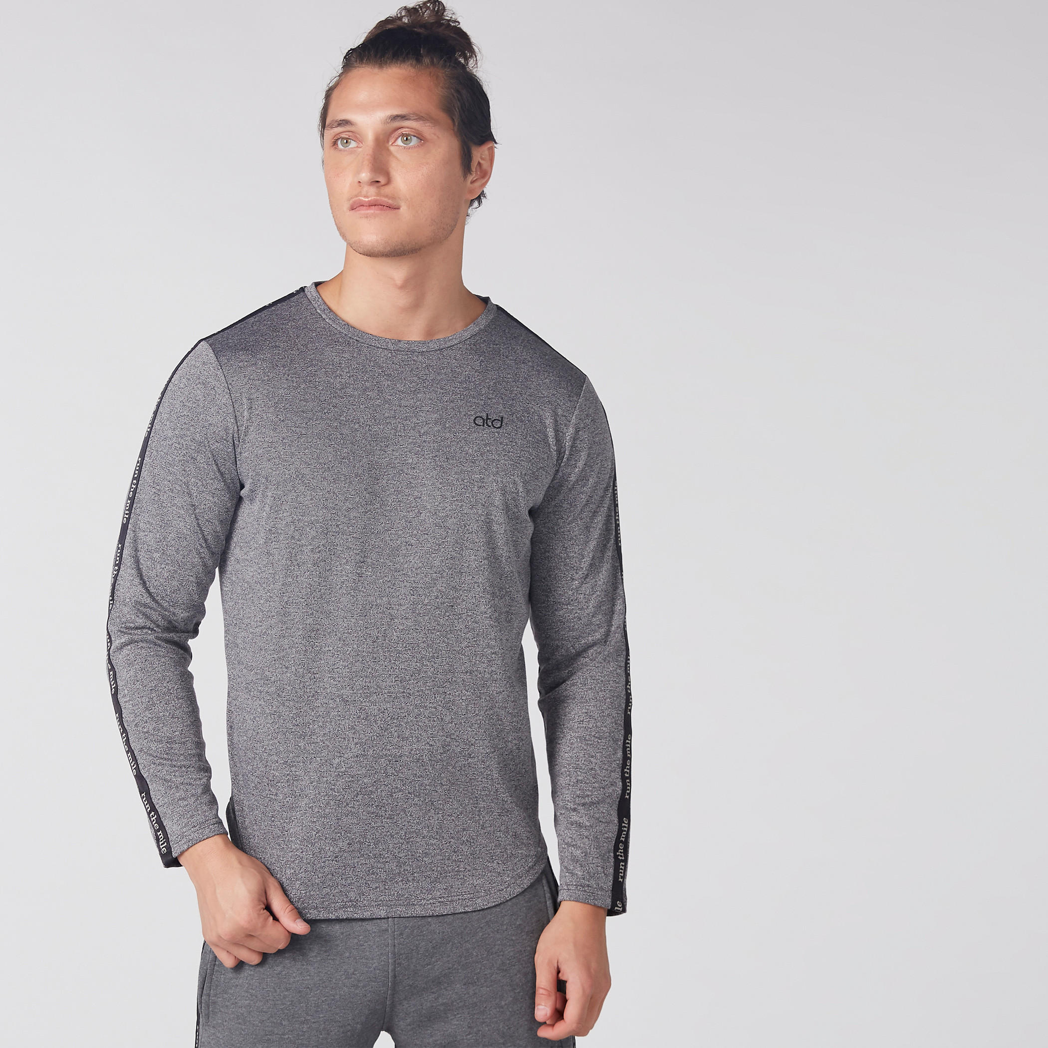 تيشيرت بارز الملمس بياقة مستديرة وأكمام طويلة-men-clothing-sportswearandactivewear-tshirtsandpolos-image-1