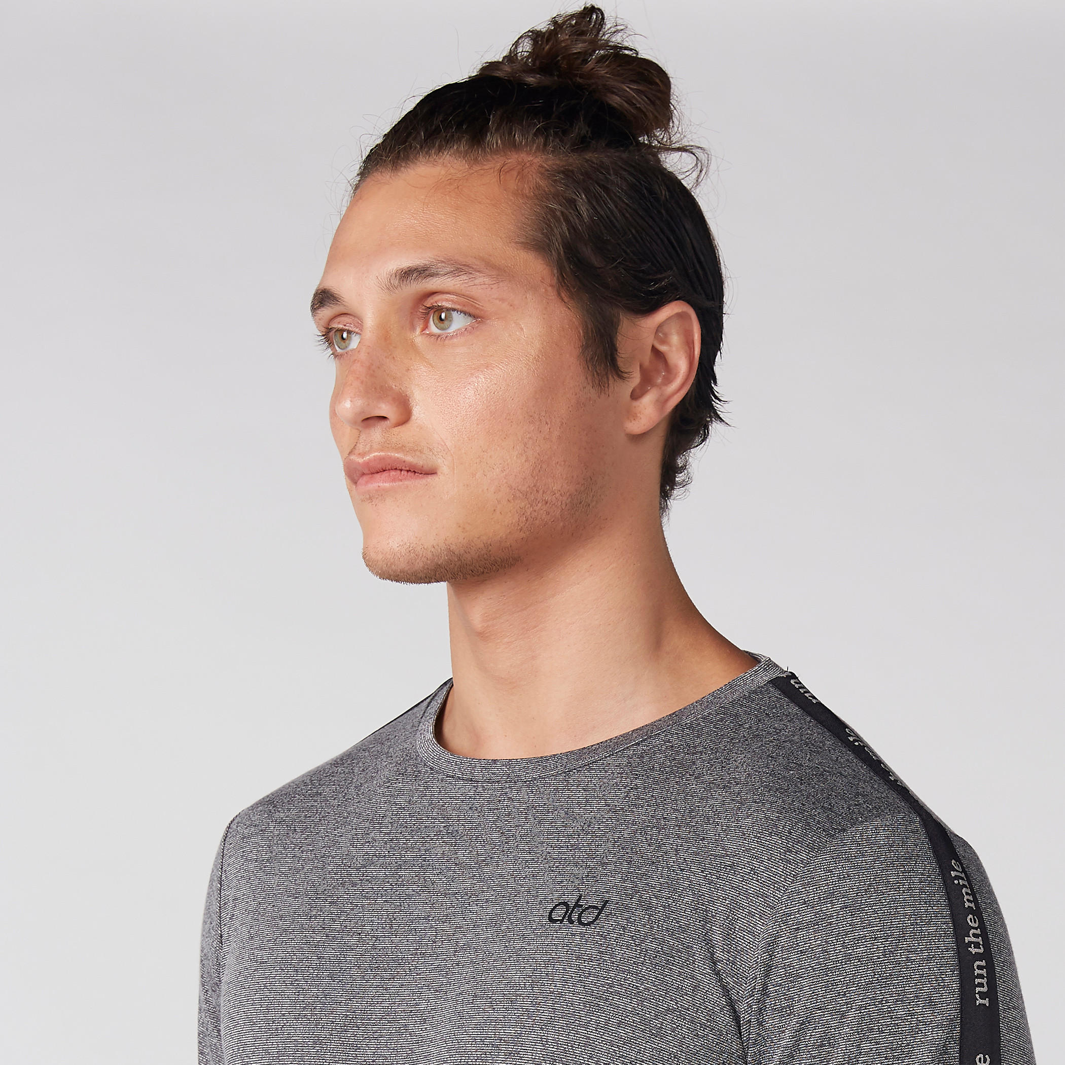 تيشيرت بارز الملمس بياقة مستديرة وأكمام طويلة-men-clothing-sportswearandactivewear-tshirtsandpolos-image-2