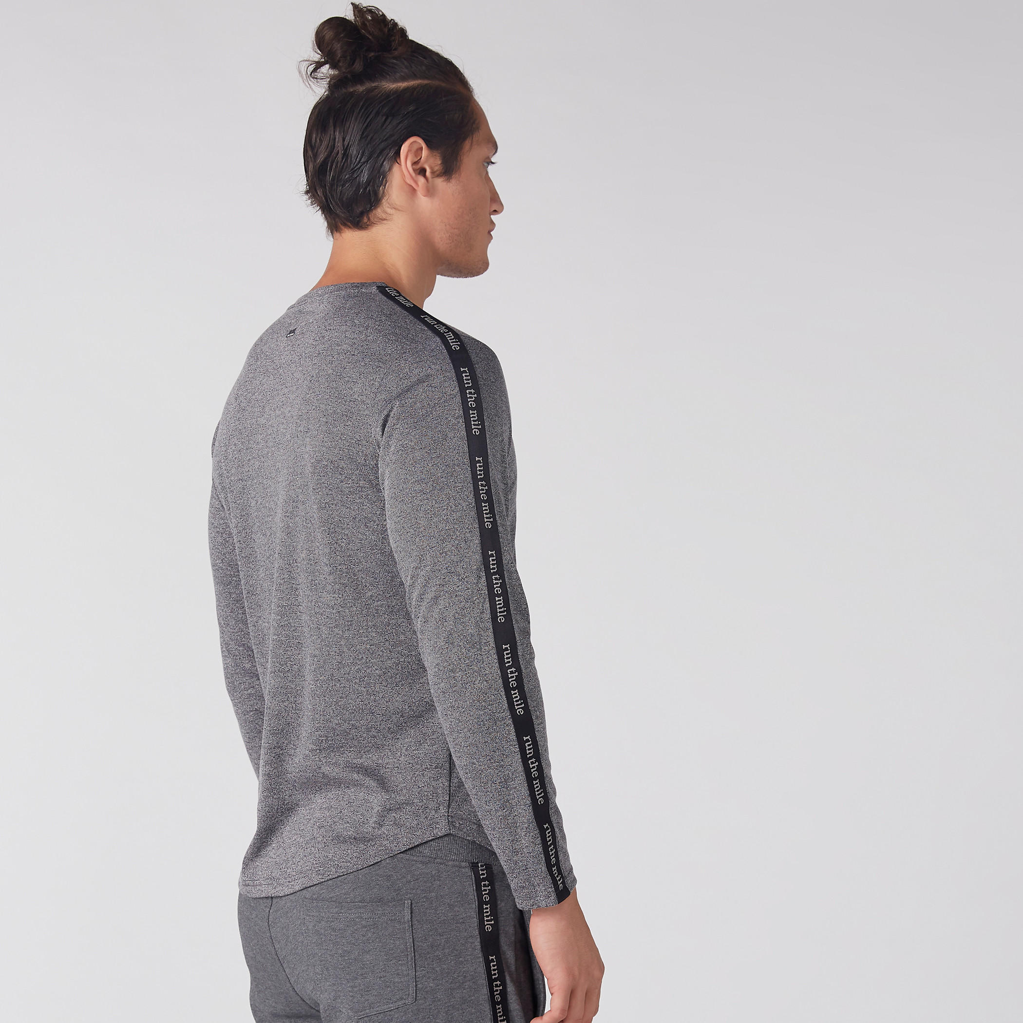 تيشيرت بارز الملمس بياقة مستديرة وأكمام طويلة-men-clothing-sportswearandactivewear-tshirtsandpolos-image-3