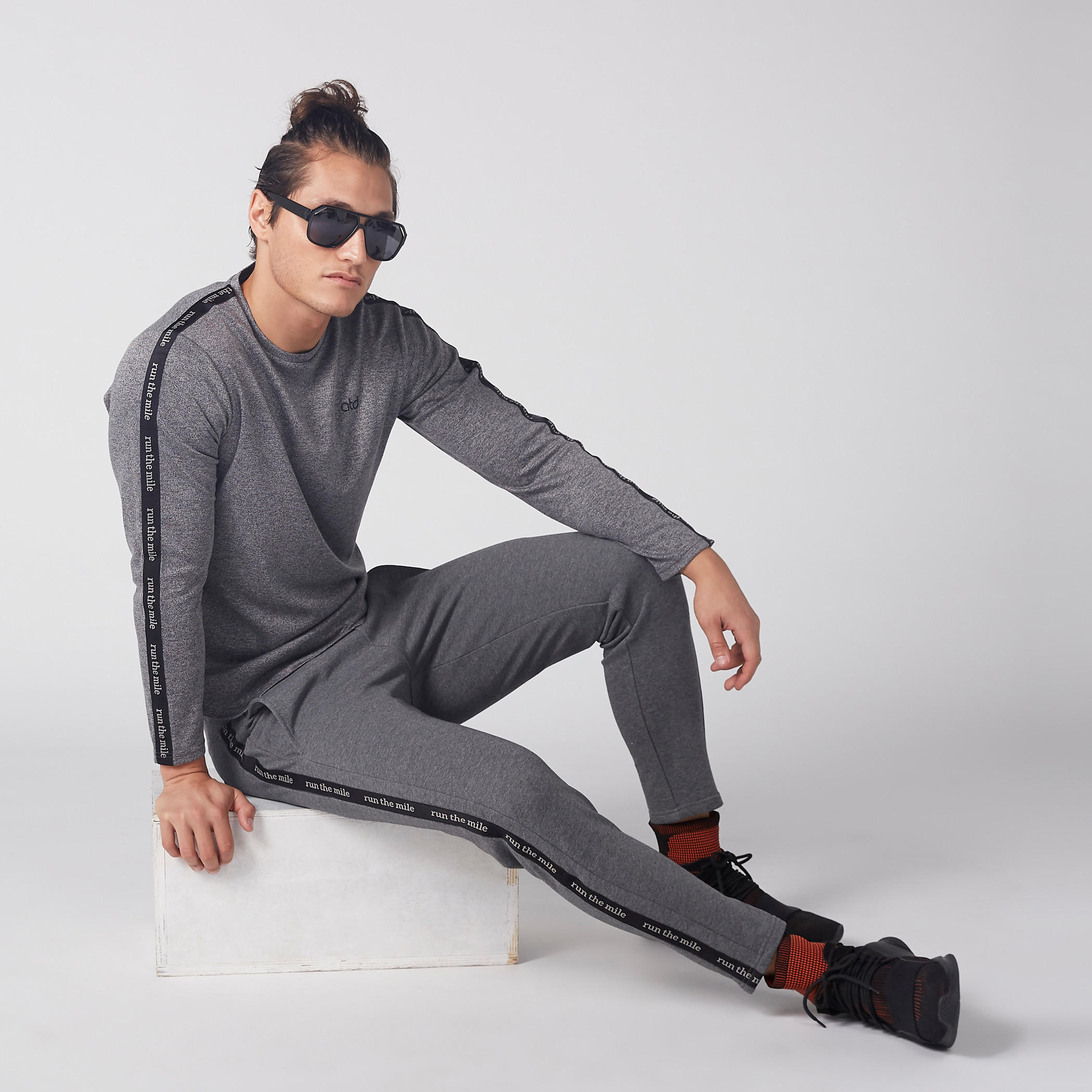 تيشيرت بارز الملمس بياقة مستديرة وأكمام طويلة-men-clothing-sportswearandactivewear-tshirtsandpolos-image-4