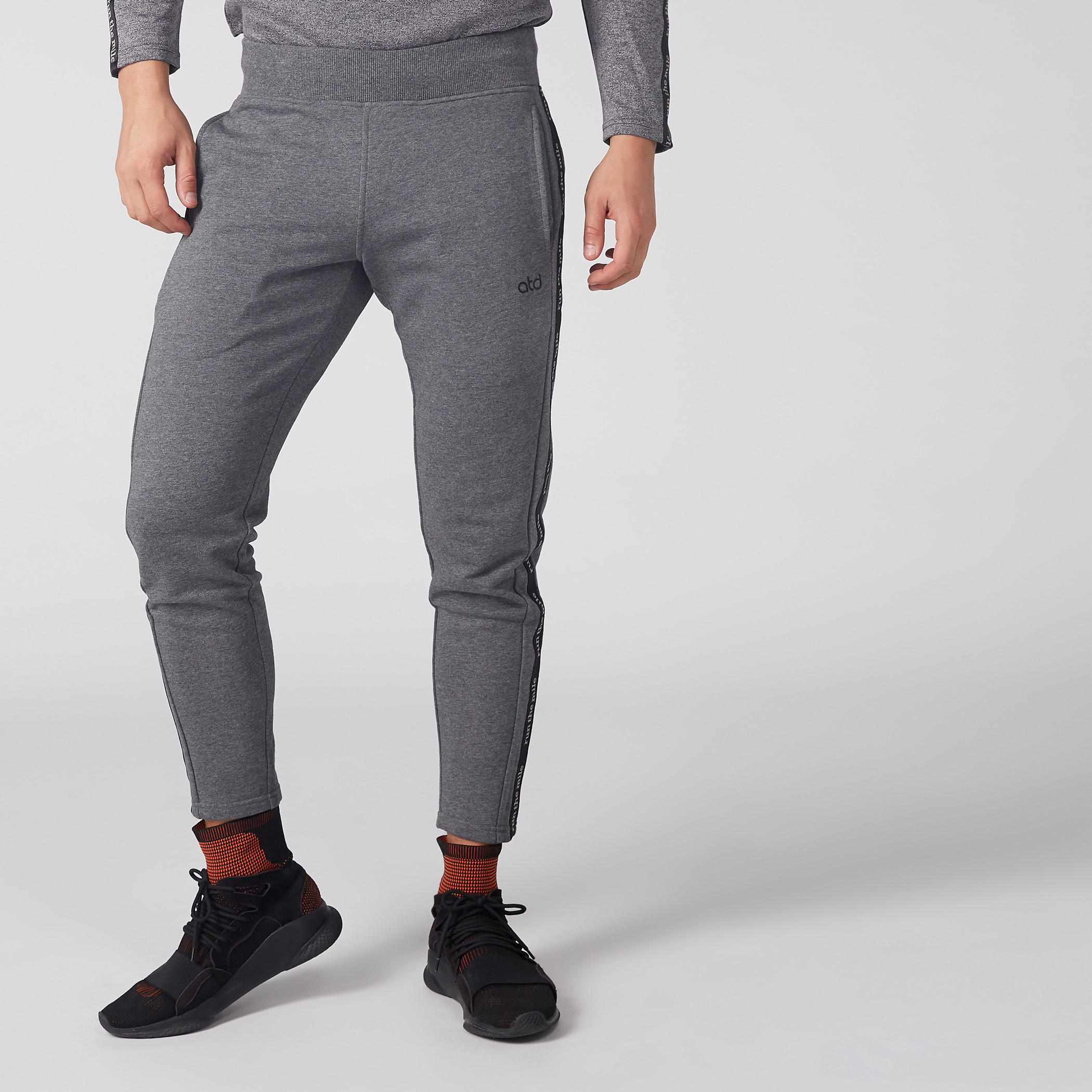 بنطال بخصر مطّاطي وجيوب-men-clothing-sportswearandactivewear-bottoms-image-2