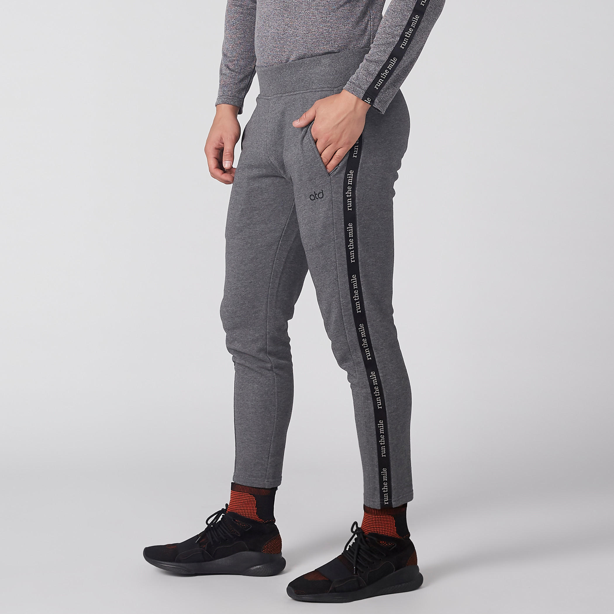 بنطال بخصر مطّاطي وجيوب-men-clothing-sportswearandactivewear-bottoms-image-4