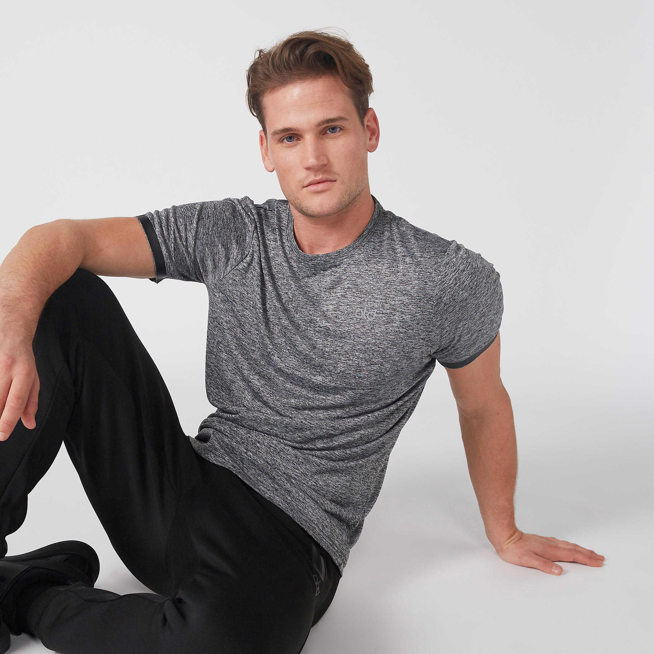 تيشيرت بارز الملمس بياقة مستديرة وأكمام قصيرة.-men-clothing-sportswearandactivewear-tshirtsandpolos-image-2