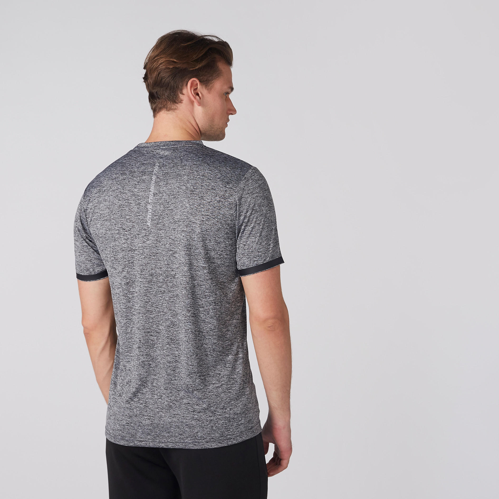 تيشيرت بارز الملمس بياقة مستديرة وأكمام قصيرة.-men-clothing-sportswearandactivewear-tshirtsandpolos-image-4