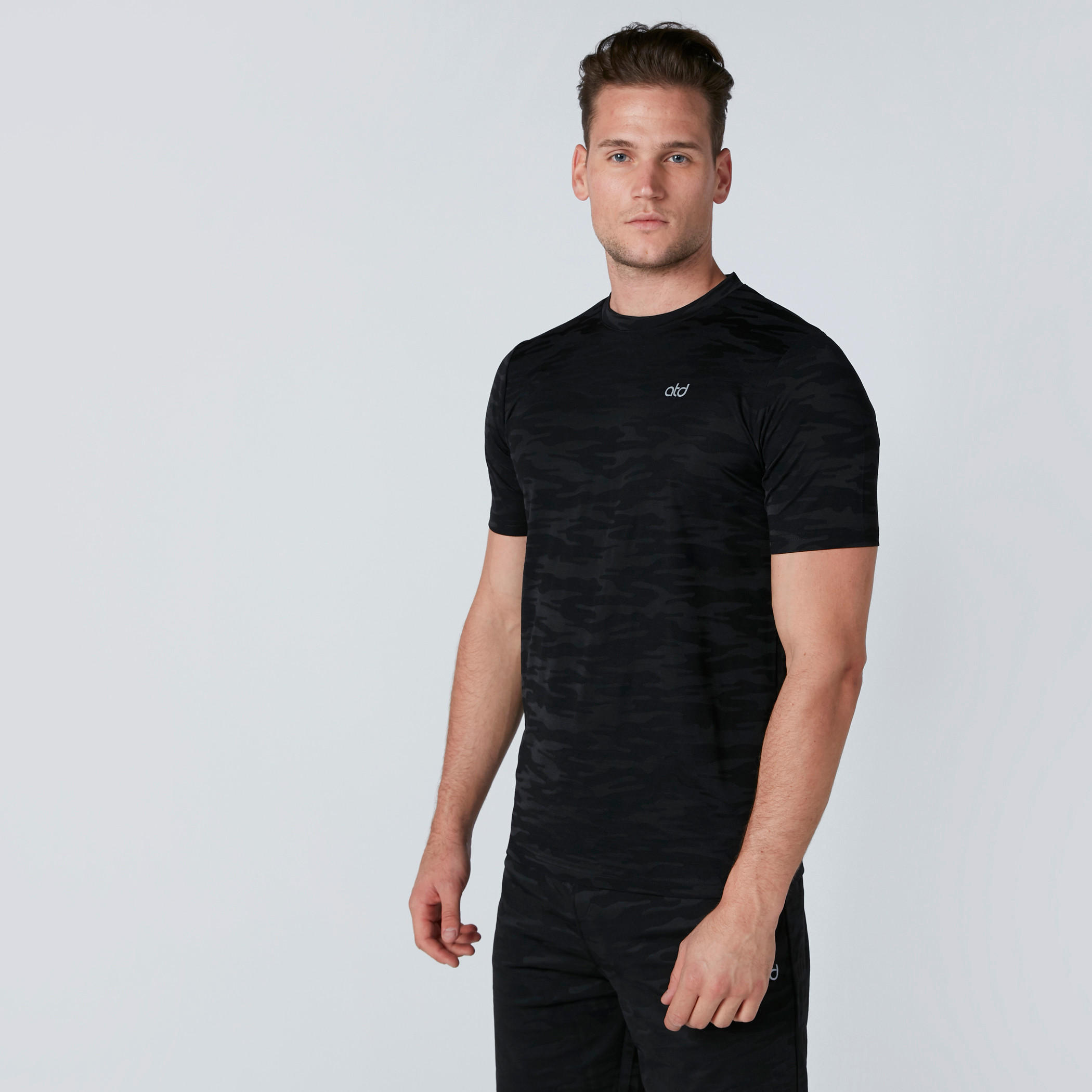 تيشيرت بأكمام قصيرة وطبعات مموّهة-men-clothing-sportswearandactivewear-tshirtsandpolos-image-1