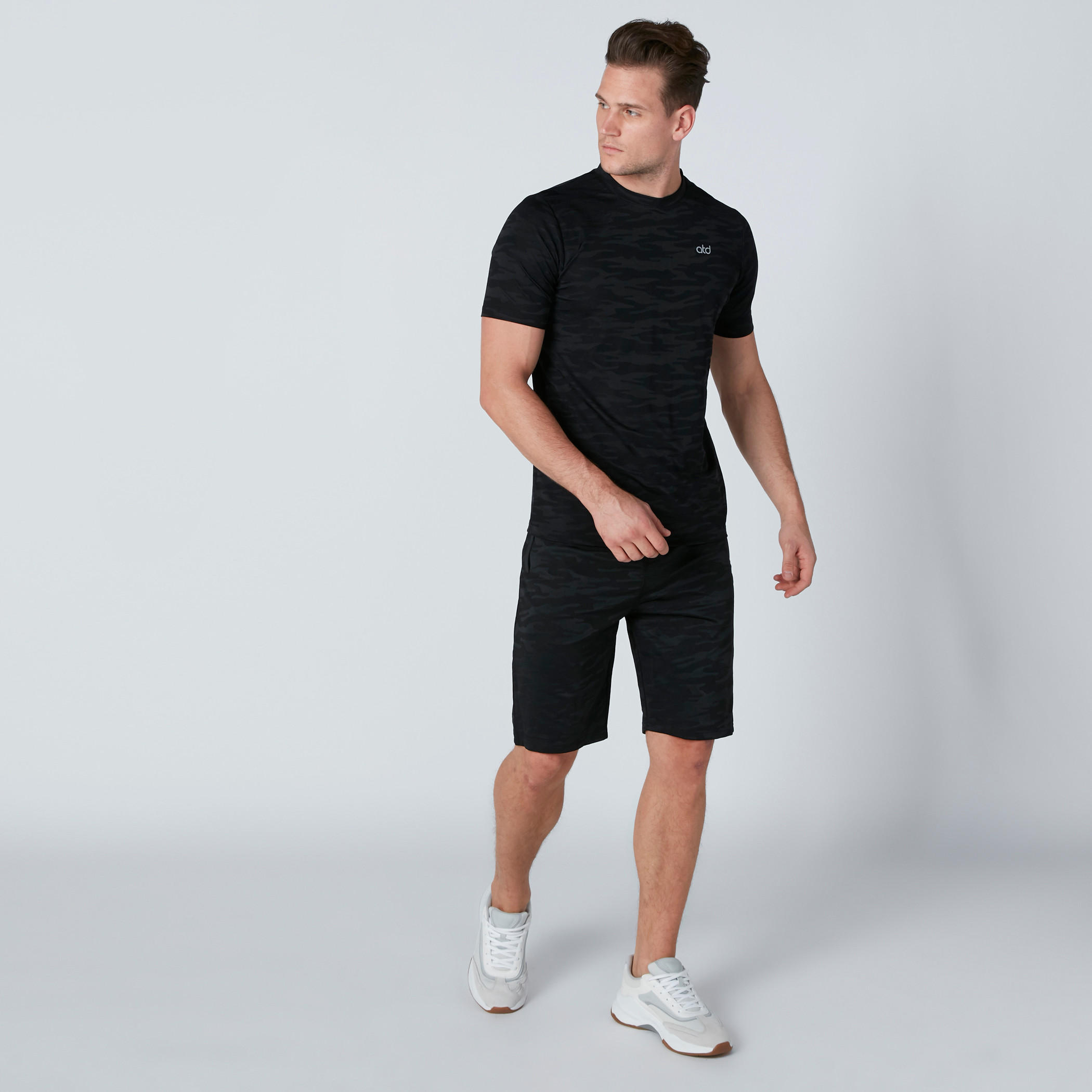 تيشيرت بأكمام قصيرة وطبعات مموّهة-men-clothing-sportswearandactivewear-tshirtsandpolos-image-2