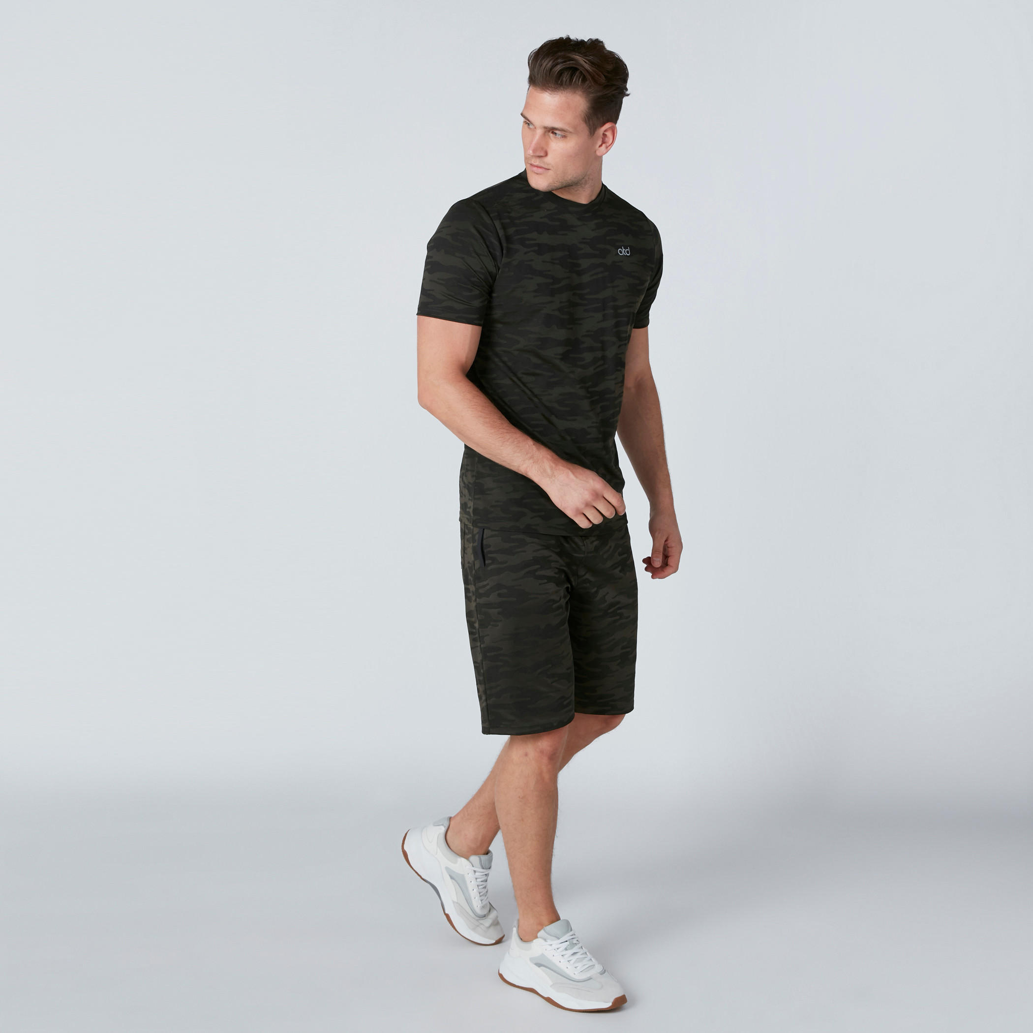 تيشيرت بأكمام قصيرة وطبعات مموّهة-men-clothing-sportswearandactivewear-tshirtsandpolos-image-4