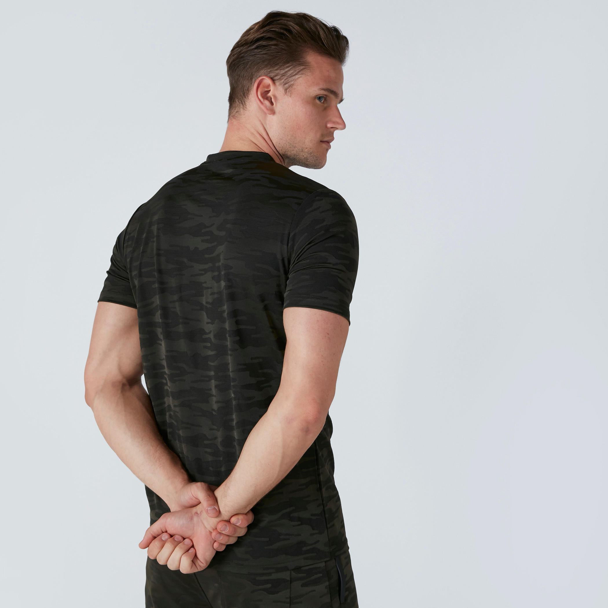 تيشيرت بأكمام قصيرة وطبعات مموّهة-men-clothing-sportswearandactivewear-tshirtsandpolos-image-5