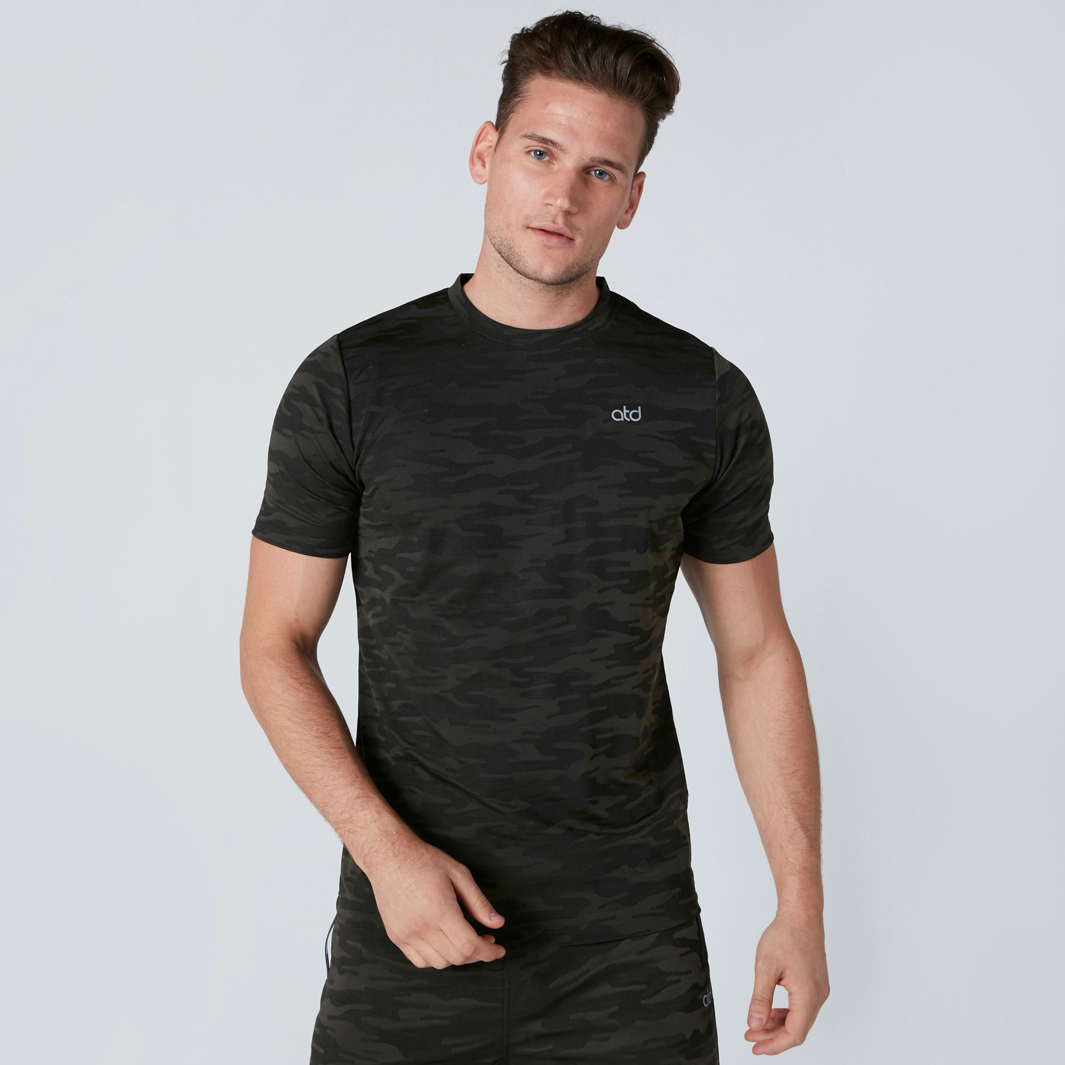 تيشيرت بأكمام قصيرة وطبعات مموّهة-men-clothing-sportswearandactivewear-tshirtsandpolos-image-6