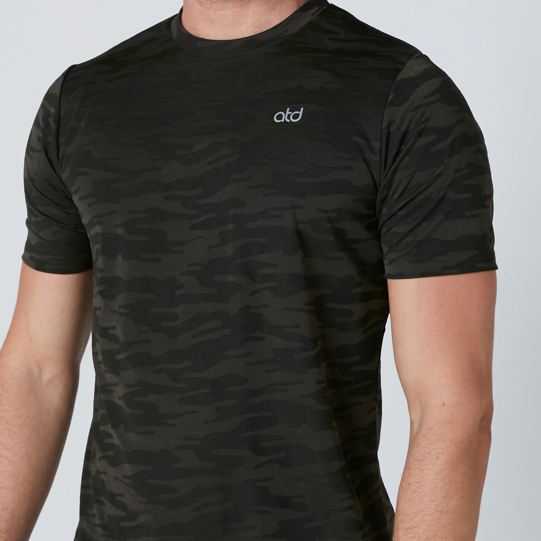 تيشيرت بأكمام قصيرة وطبعات مموّهة-men-clothing-sportswearandactivewear-tshirtsandpolos-image-7