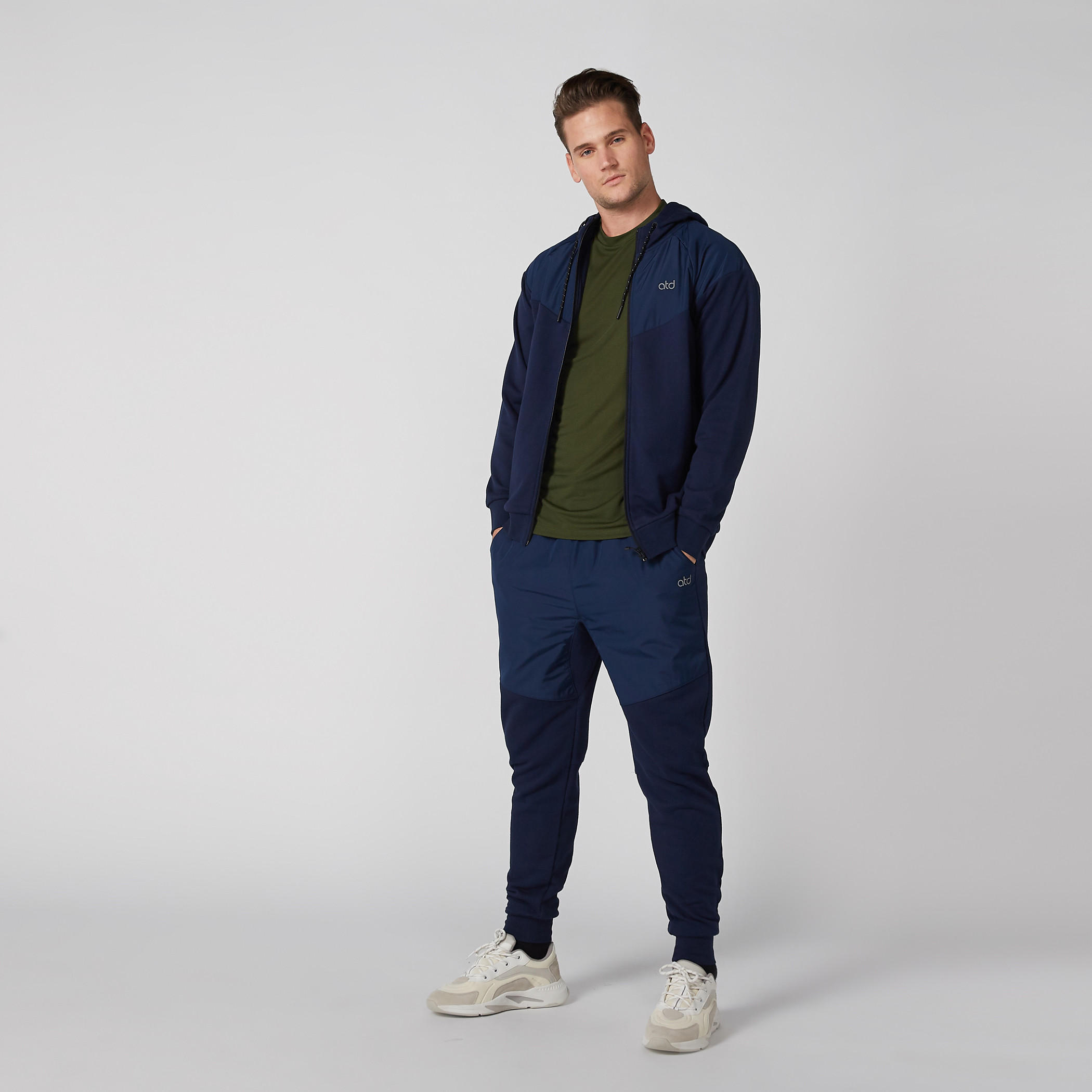 تيشيرت بياقة ضيقة وأكمام قصيرة-men-clothing-sportswearandactivewear-tshirtsandpolos-image-3
