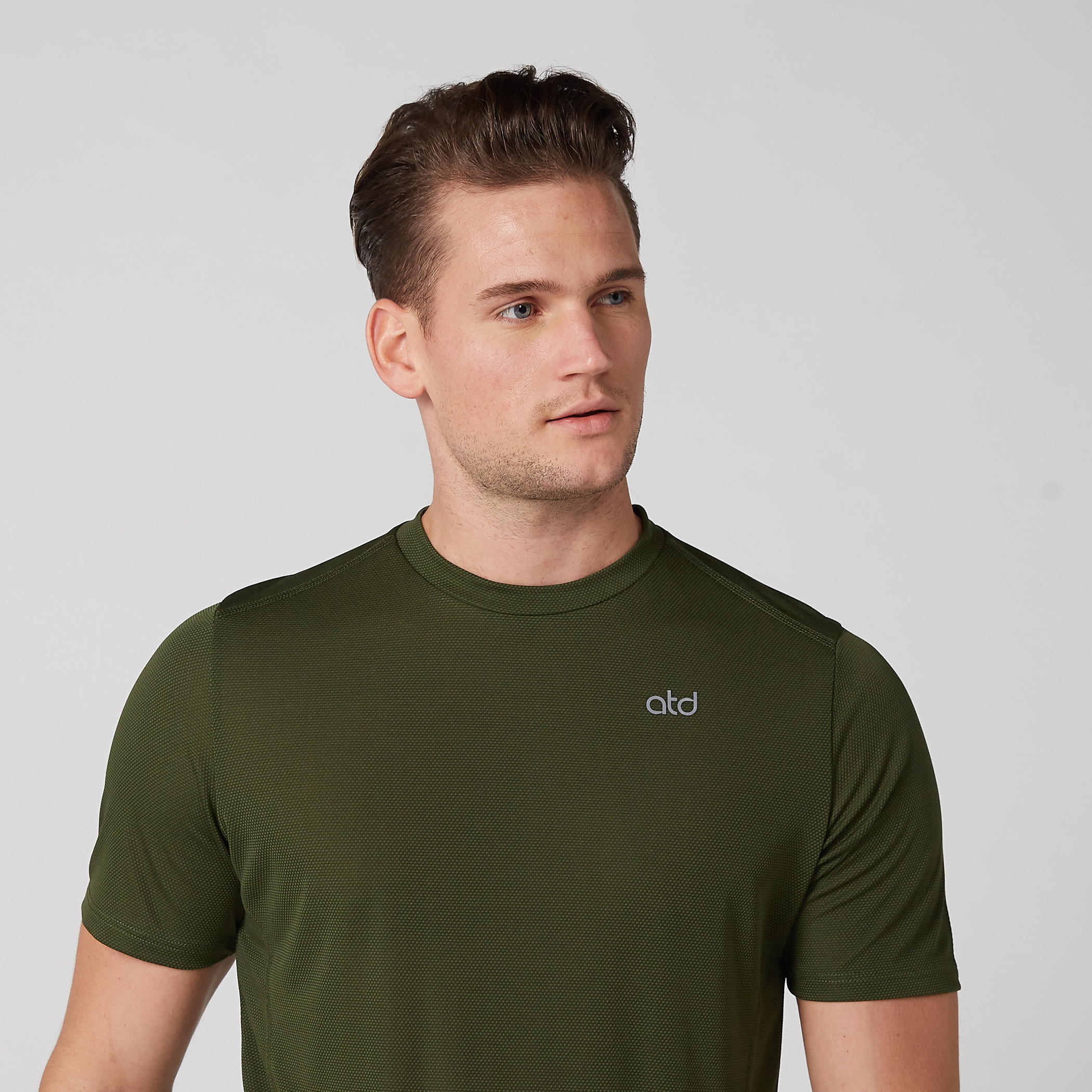 تيشيرت بياقة ضيقة وأكمام قصيرة-men-clothing-sportswearandactivewear-tshirtsandpolos-image-2