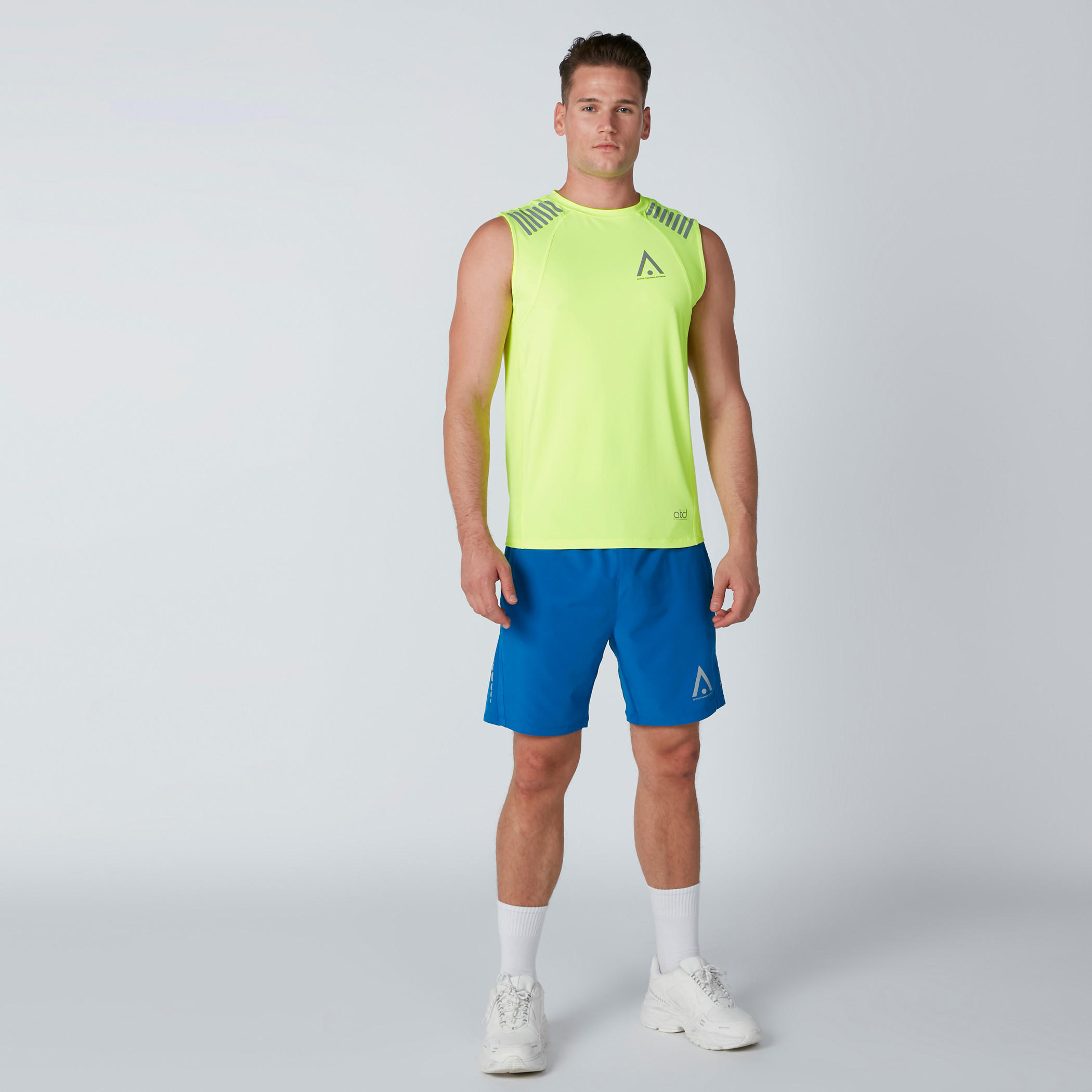 سترة فيست بياقة مستديرة وطبعات-men-clothing-sportswearandactivewear-tshirtsandpolos-image-2