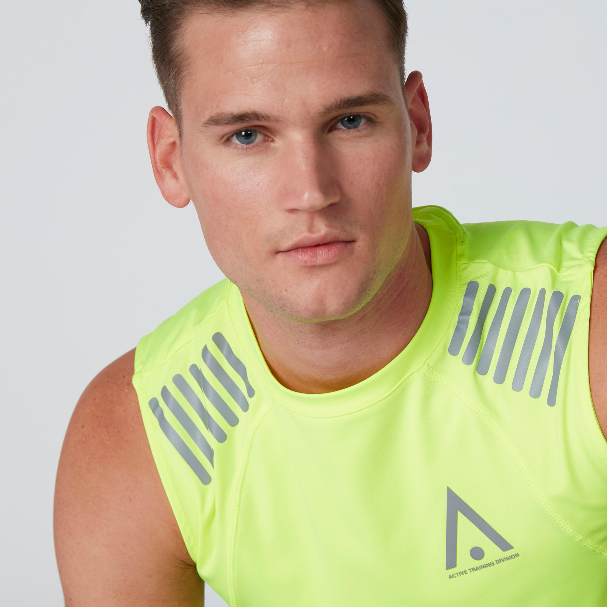 سترة فيست بياقة مستديرة وطبعات-men-clothing-sportswearandactivewear-tshirtsandpolos-image-1