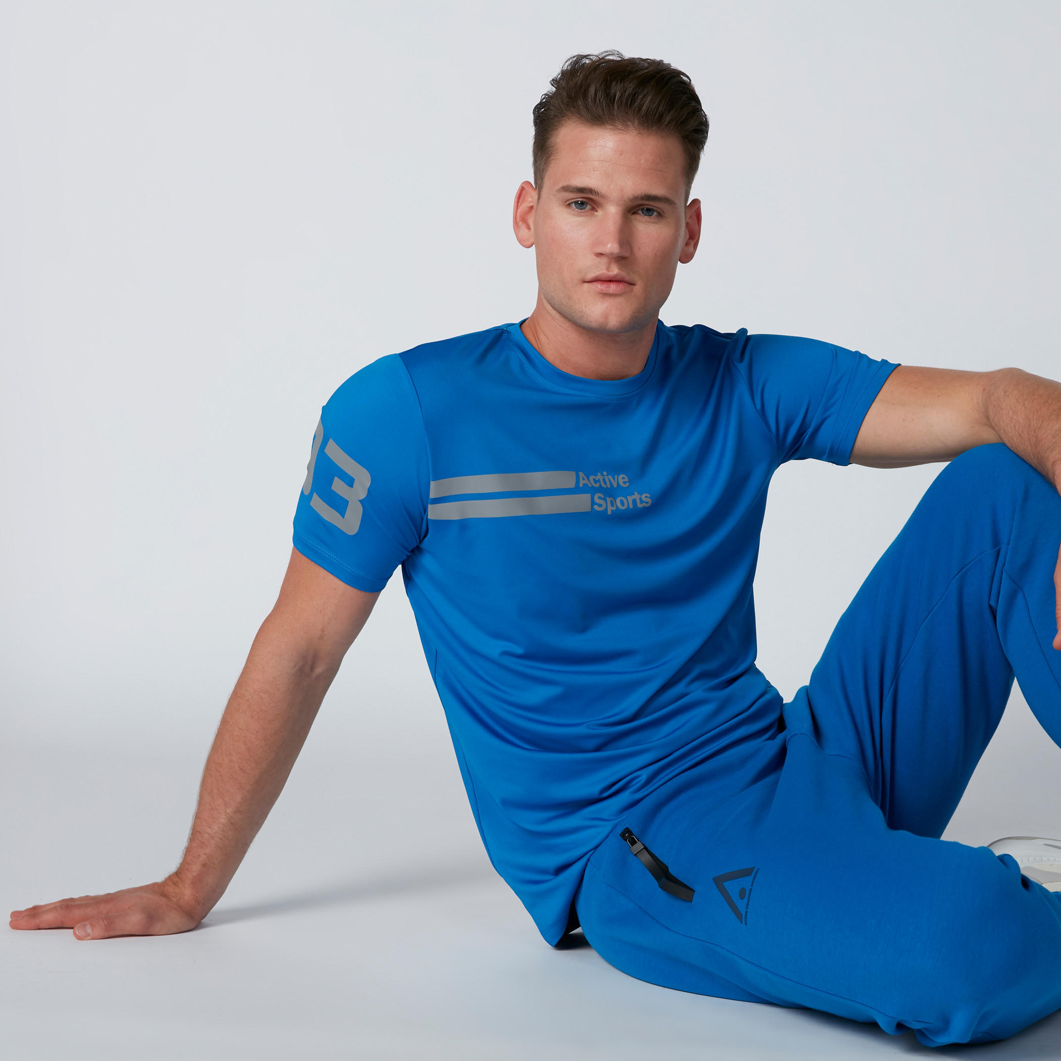 تيشيرت بياقة ضيّقة وأكمام قصيرة وطبعات-men-clothing-sportswearandactivewear-tshirtsandpolos-image-1