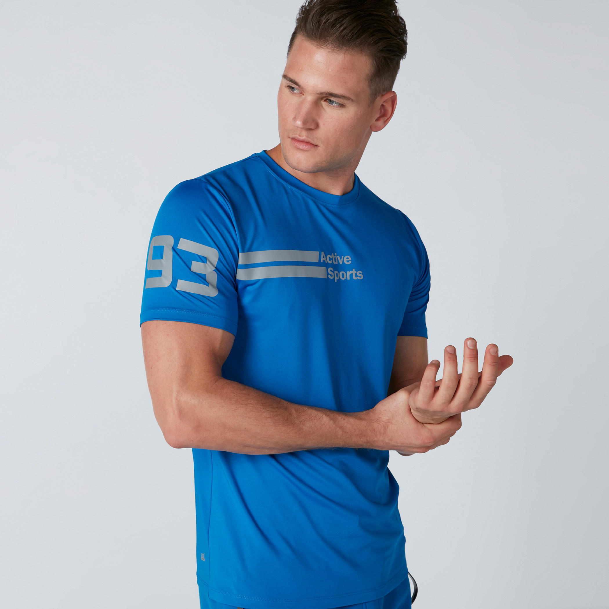 تيشيرت بياقة ضيّقة وأكمام قصيرة وطبعات-men-clothing-sportswearandactivewear-tshirtsandpolos-image-3