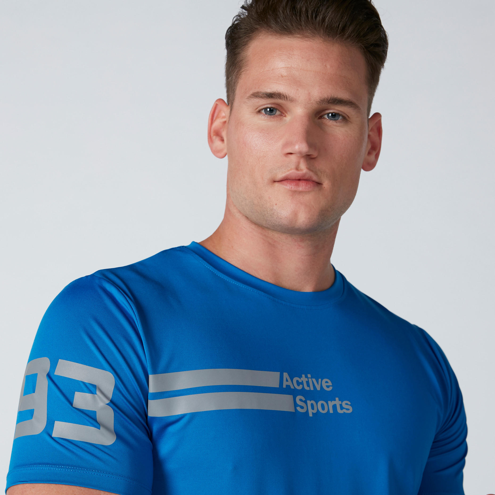 تيشيرت بياقة ضيّقة وأكمام قصيرة وطبعات-men-clothing-sportswearandactivewear-tshirtsandpolos-image-4