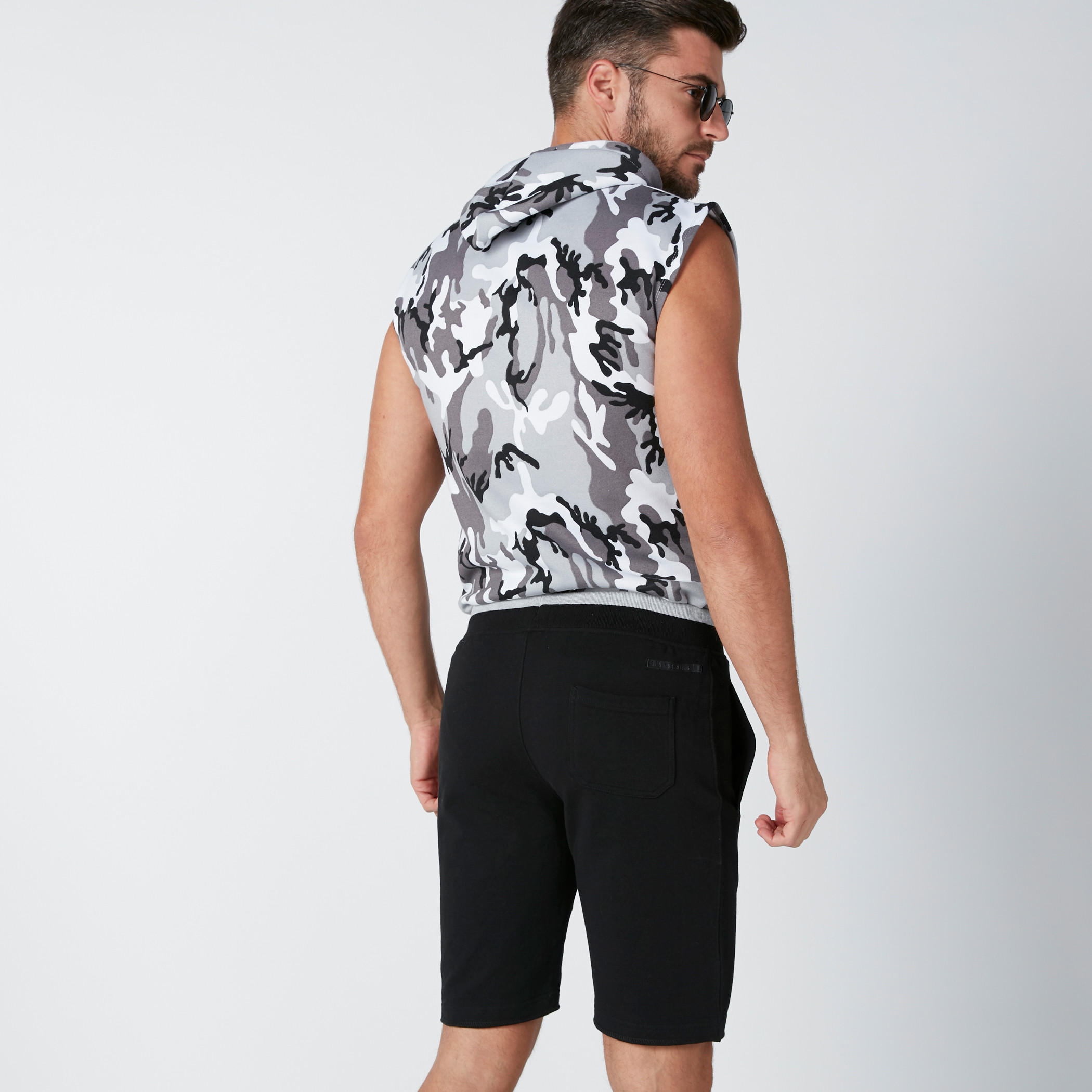 شورت بخصر متوسط الارتفاع ورباط وجيوب-men-clothing-sportswearandactivewear-bottoms-image-2
