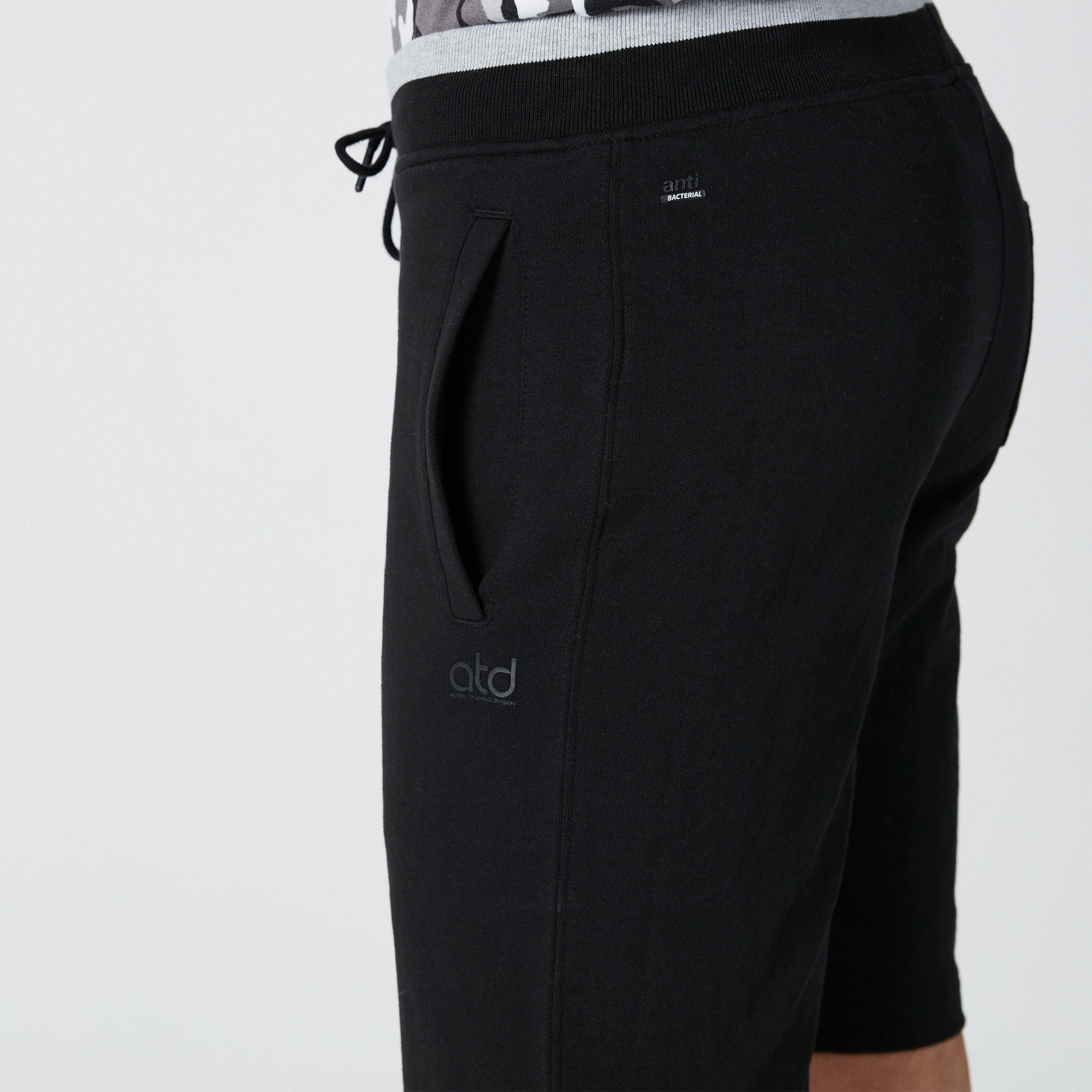 شورت بخصر متوسط الارتفاع ورباط وجيوب-men-clothing-sportswearandactivewear-bottoms-image-4