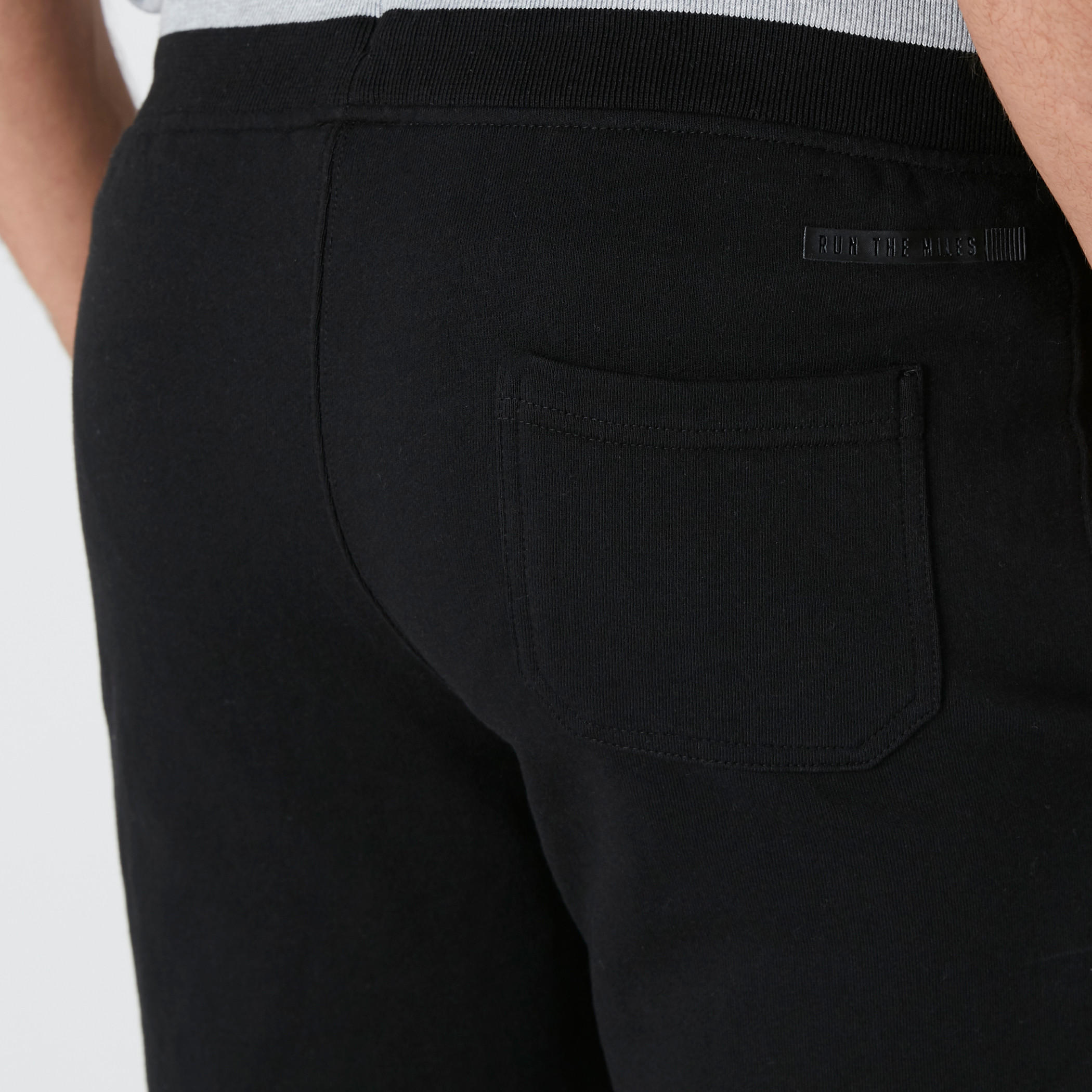 شورت بخصر متوسط الارتفاع ورباط وجيوب-men-clothing-sportswearandactivewear-bottoms-image-5