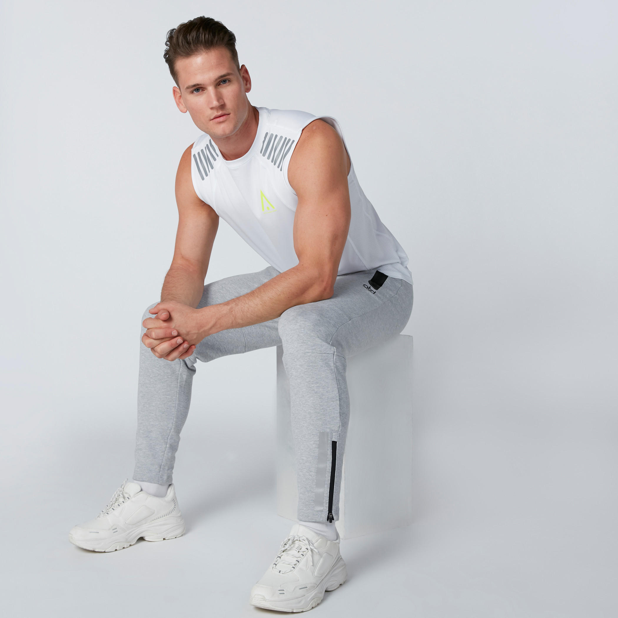 بنطال بخصر مطّاطي متوسط الارتفاع وسحّاب-men-clothing-sportswearandactivewear-bottoms-image-1