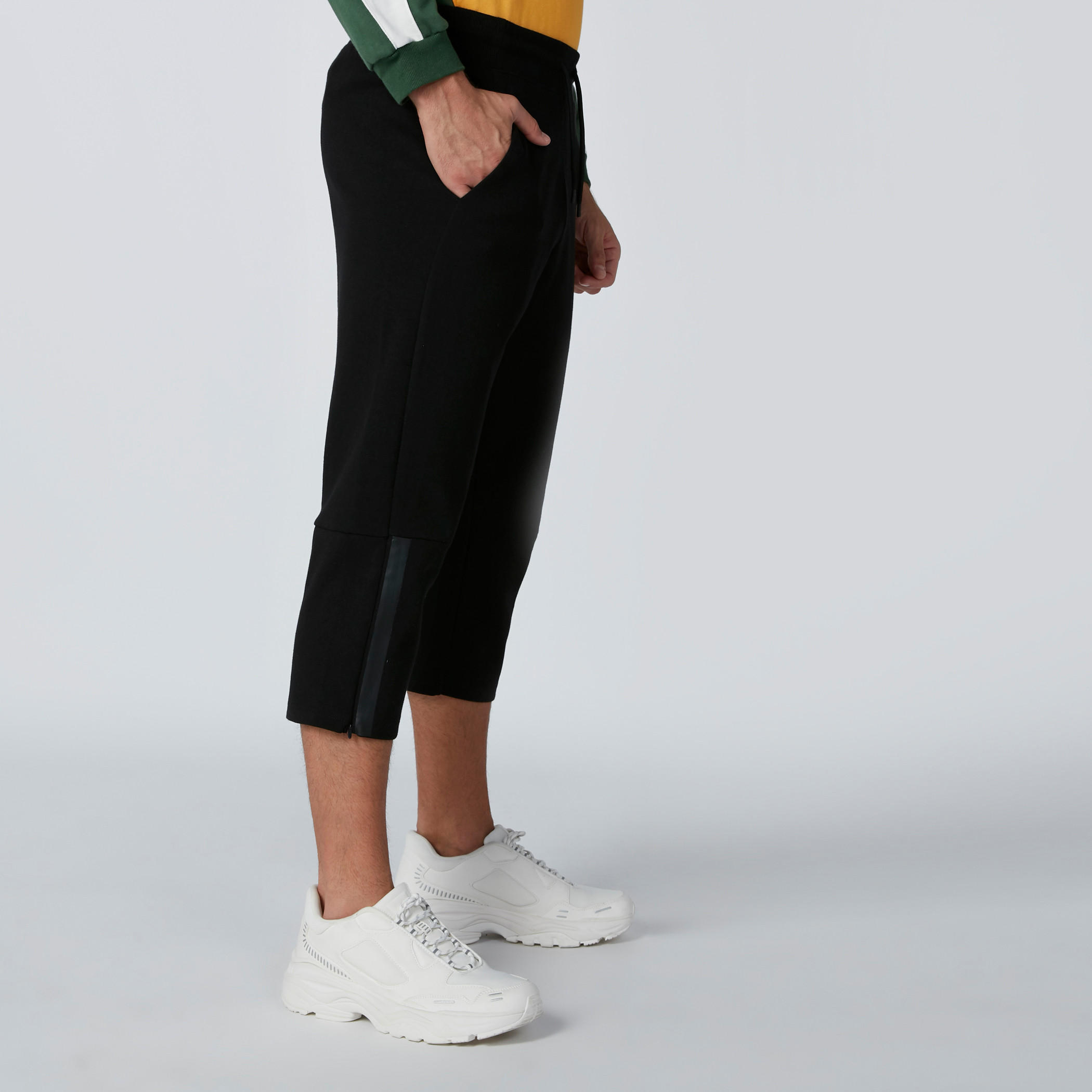 بنطال بطول 3/4 برباط وجيوب-men-clothing-sportswearandactivewear-bottoms-image-3