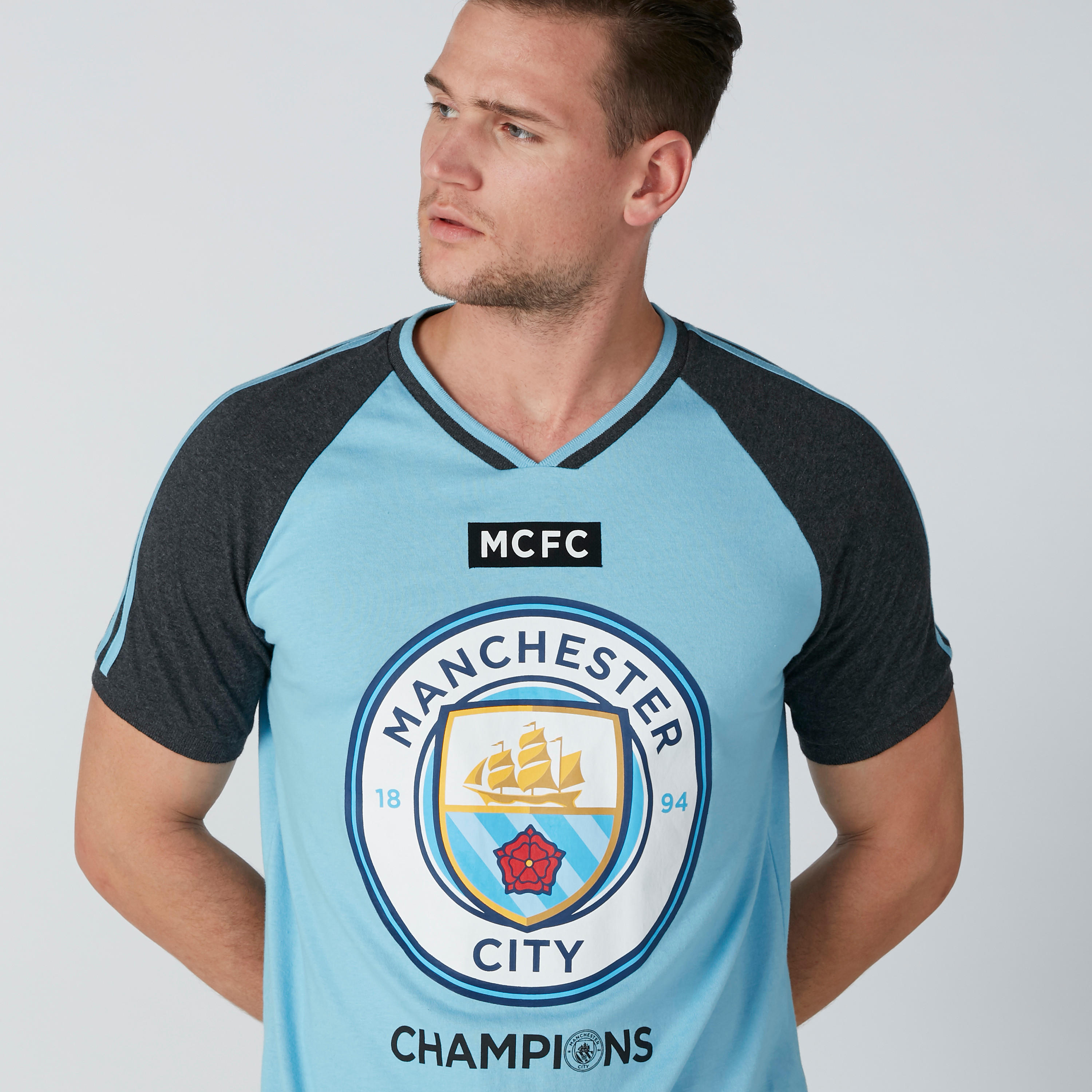تيشيرت بياقة مستديرة وأكمام قصيرة وطبعات نصيّة-men-clothing-sportswearandactivewear-tshirtsandpolos-image-6