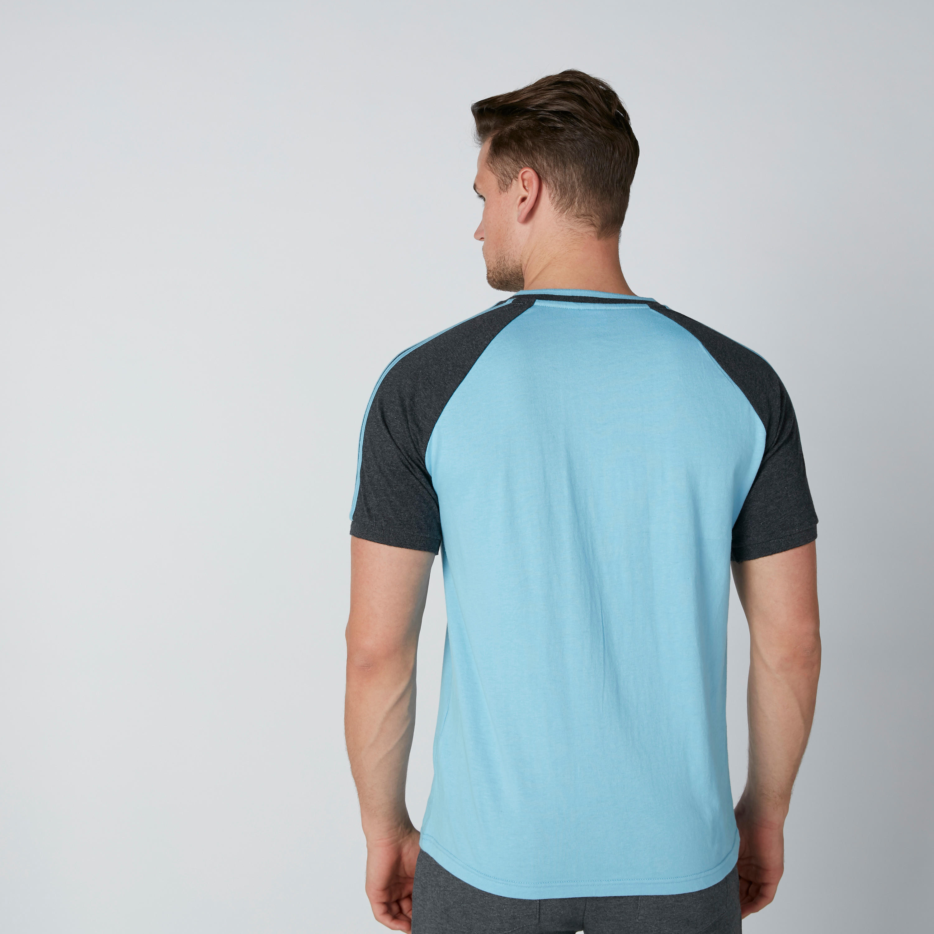 تيشيرت بياقة مستديرة وأكمام قصيرة وطبعات نصيّة-men-clothing-sportswearandactivewear-tshirtsandpolos-image-5