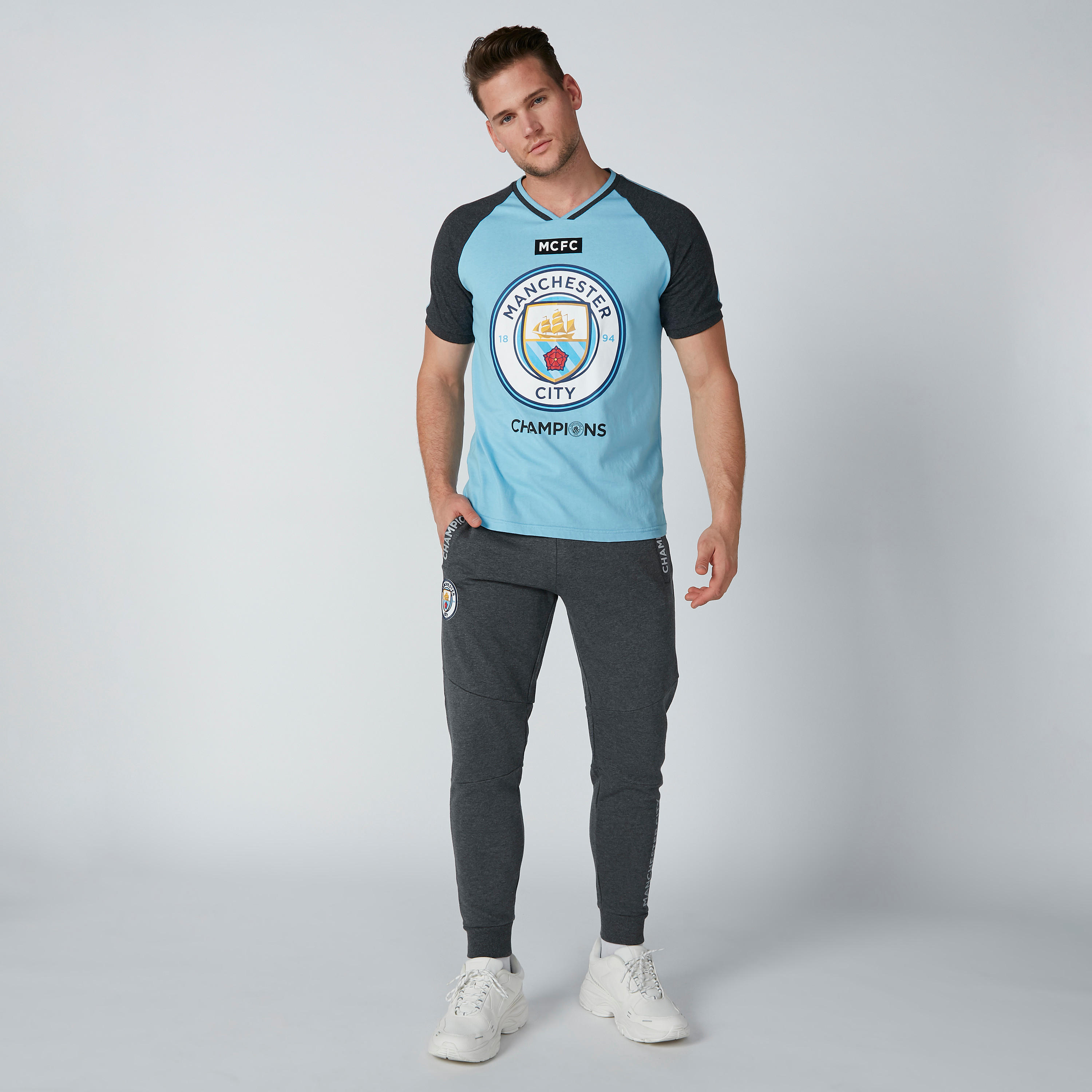 تيشيرت بياقة مستديرة وأكمام قصيرة وطبعات نصيّة-men-clothing-sportswearandactivewear-tshirtsandpolos-image-4