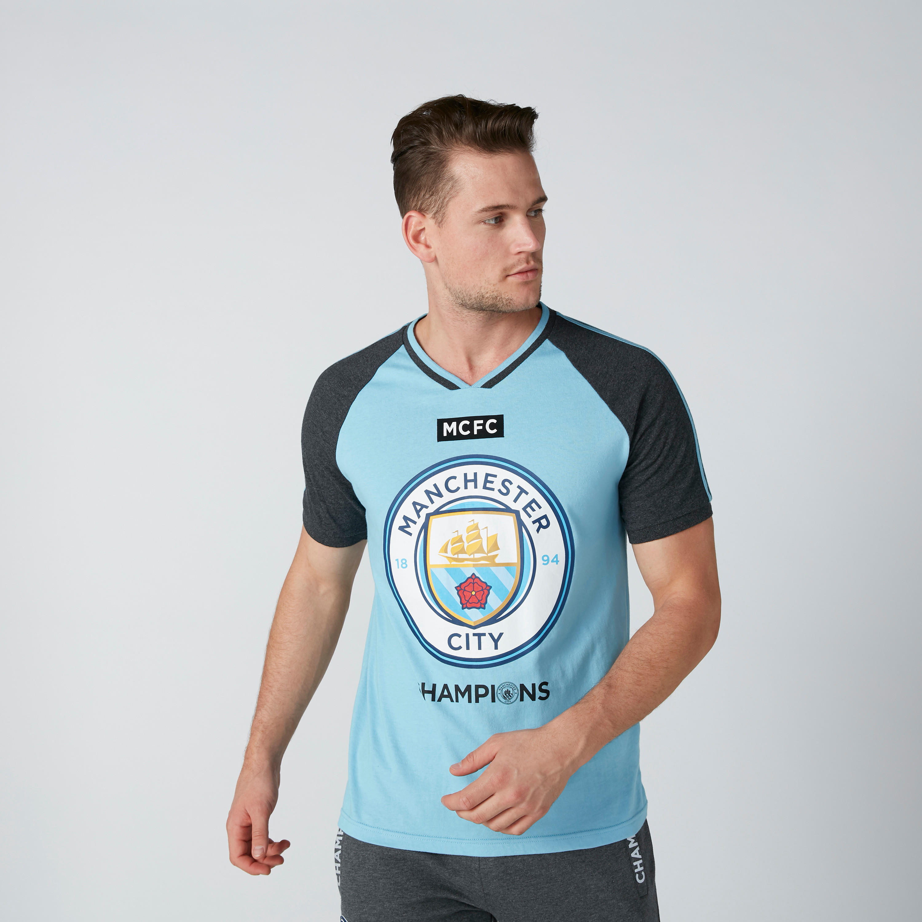 تيشيرت بياقة مستديرة وأكمام قصيرة وطبعات نصيّة-men-clothing-sportswearandactivewear-tshirtsandpolos-image-3