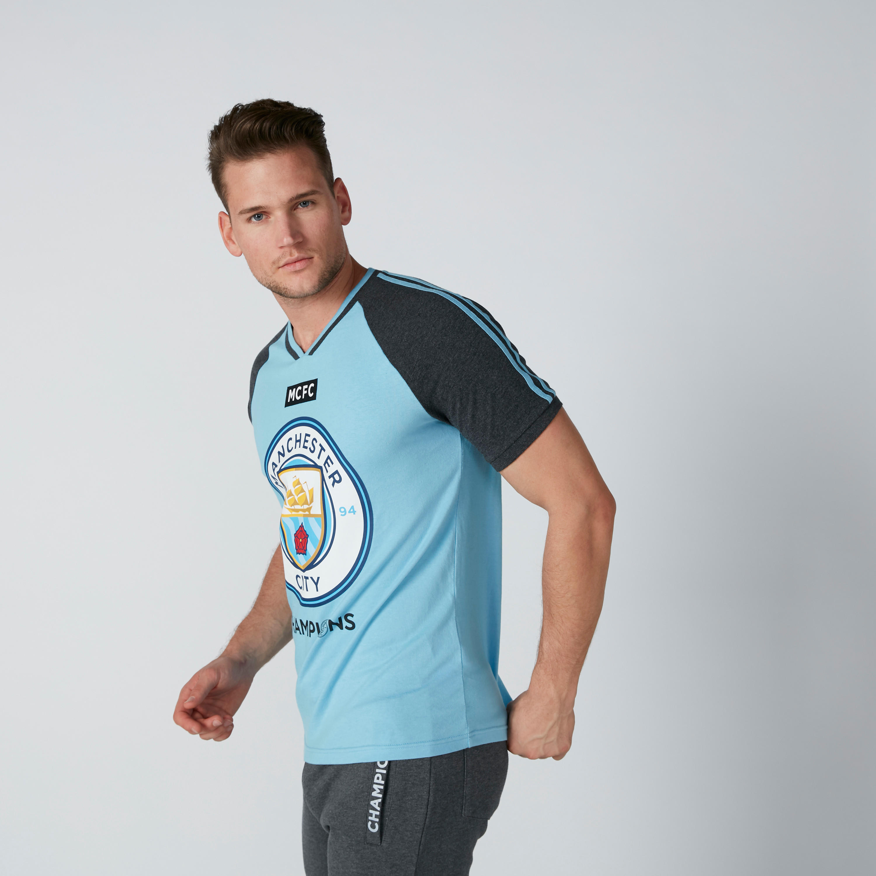 تيشيرت بياقة مستديرة وأكمام قصيرة وطبعات نصيّة-men-clothing-sportswearandactivewear-tshirtsandpolos-image-2