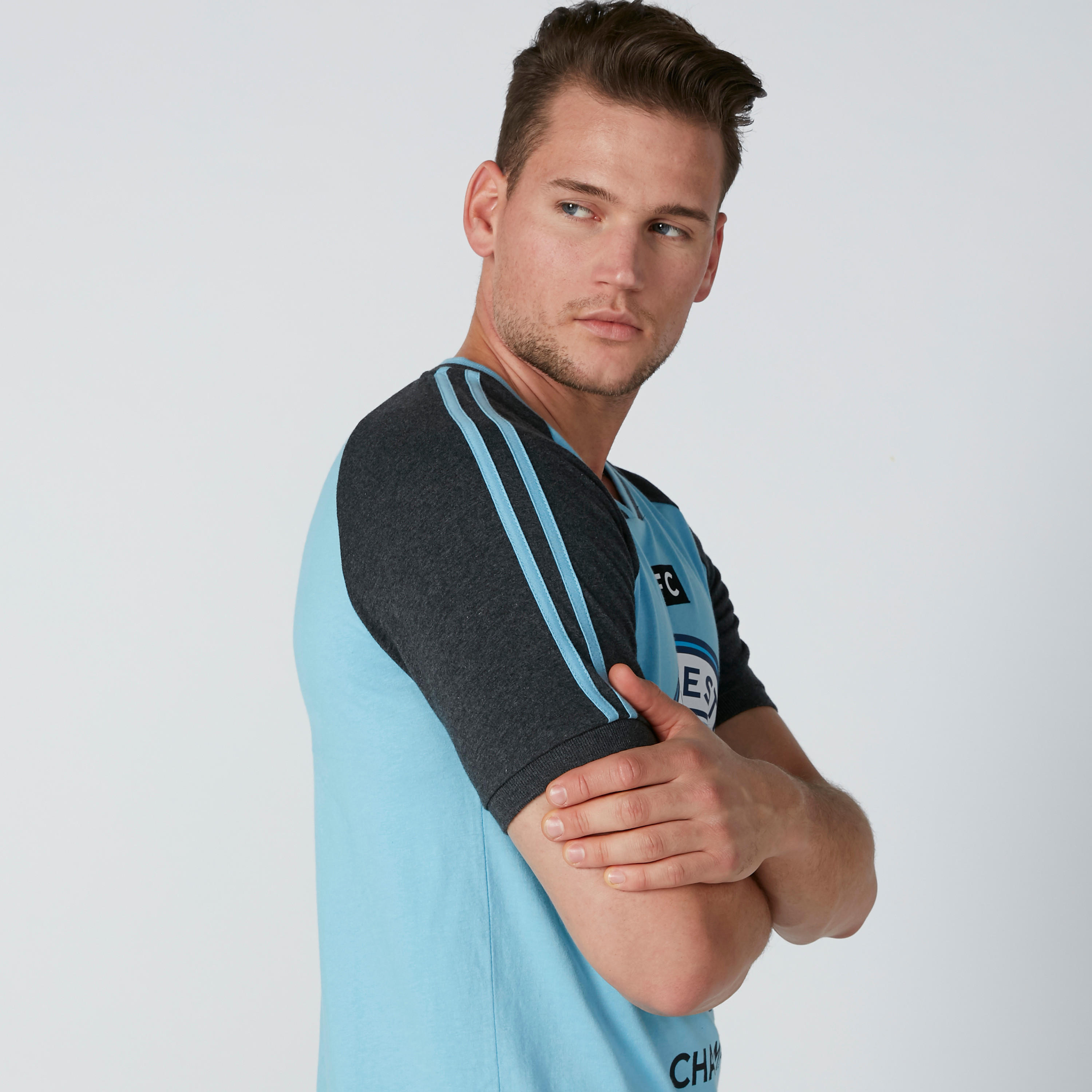تيشيرت بياقة مستديرة وأكمام قصيرة وطبعات نصيّة-men-clothing-sportswearandactivewear-tshirtsandpolos-image-1