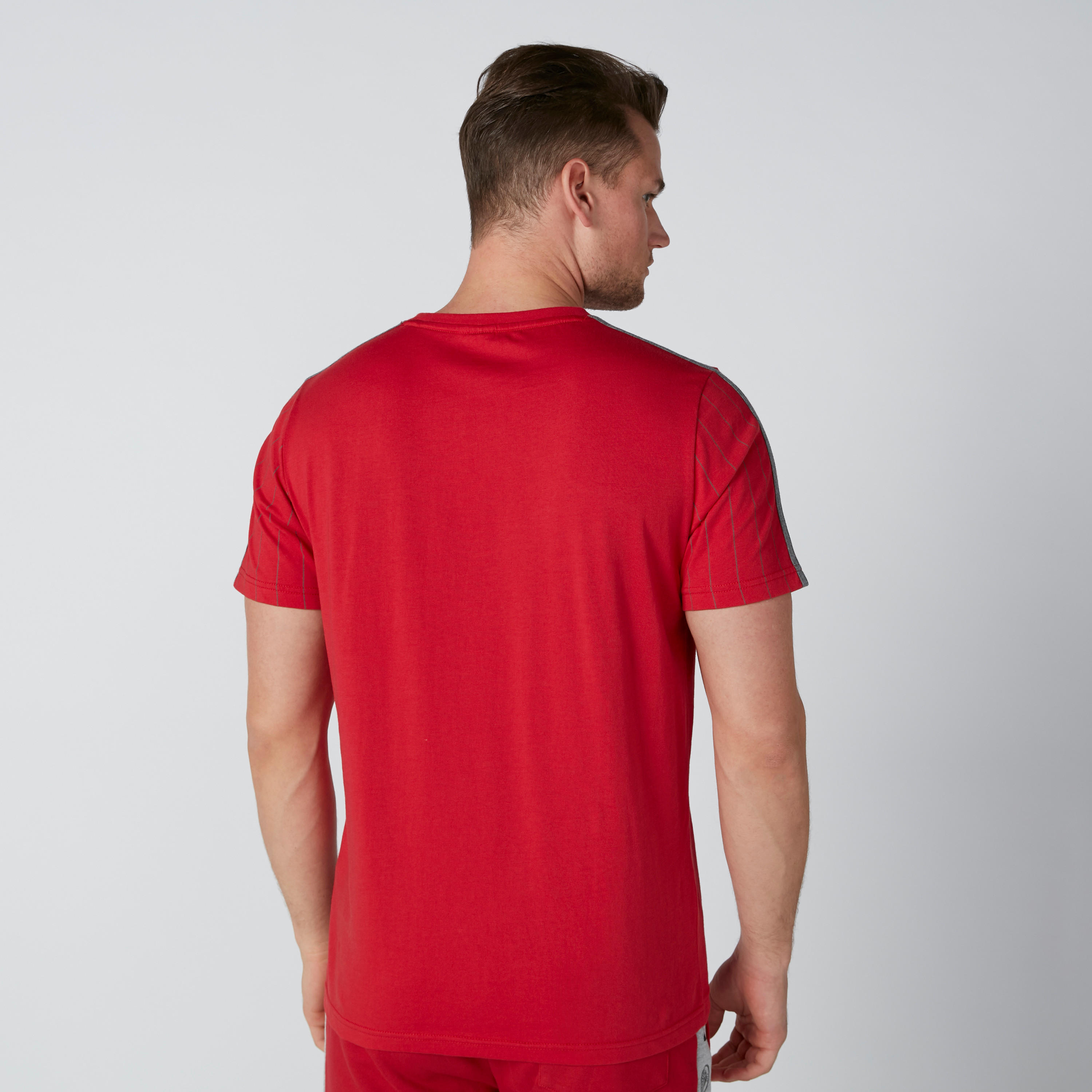 تيشيرت رياضي بياقة مستديرة وأكمام قصيرة وطبعات-men-clothing-sportswearandactivewear-tshirtsandpolos-image-2