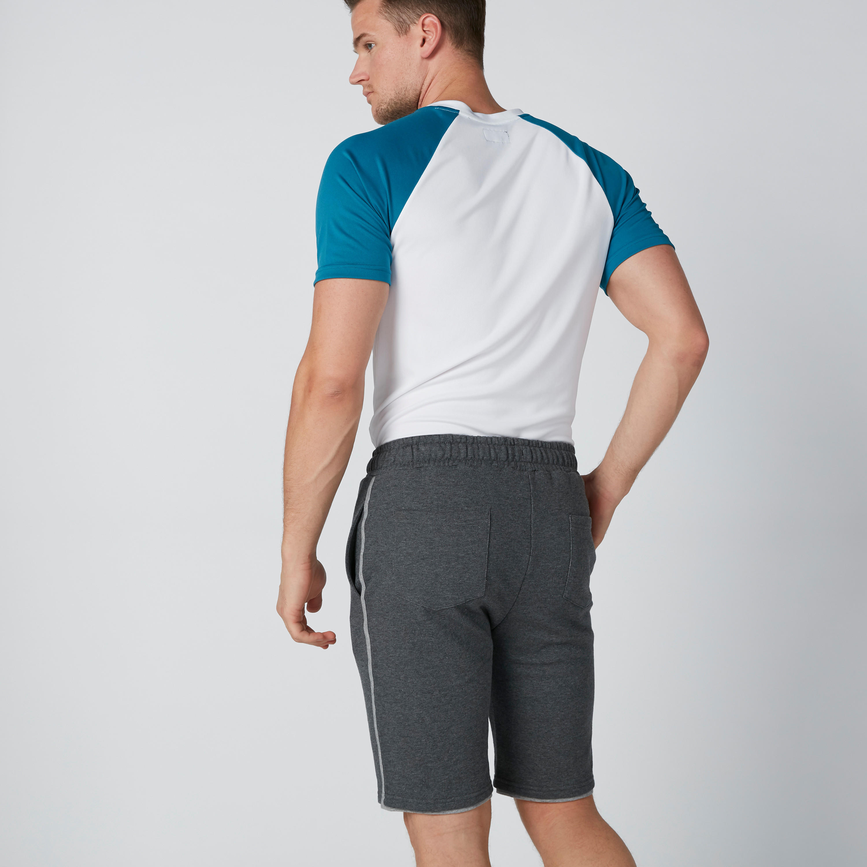 شورت بخصر مطّاطي وجيوب وطبعات-men-clothing-sportswearandactivewear-bottoms-image-2